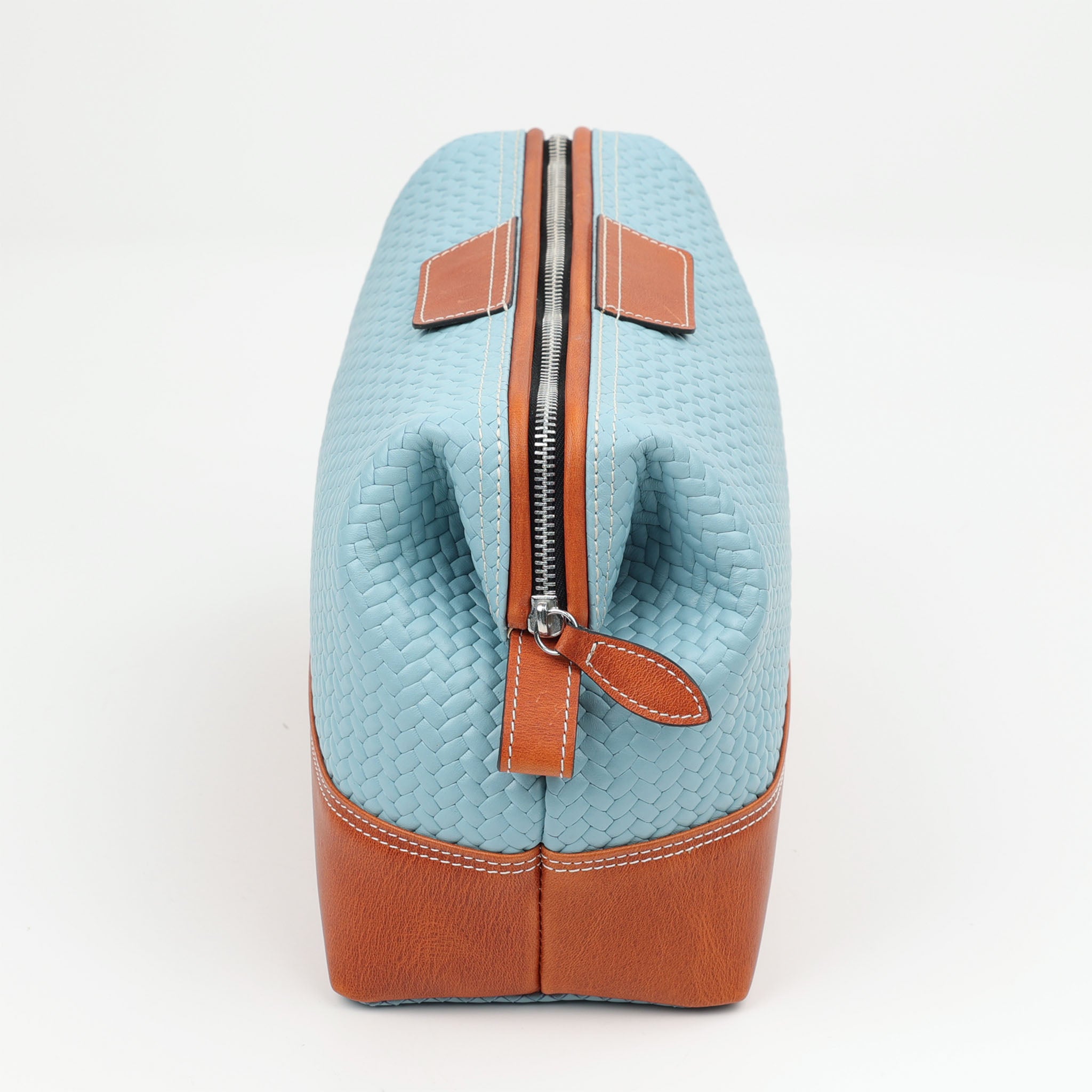 Handgefertigter Kulturbeutel aus weichem Kalbsleder – zweifarbig in Hellblau/Coxorange mit feinem Reißverschluss, edlem Innenleben und eleganter Haptik.
