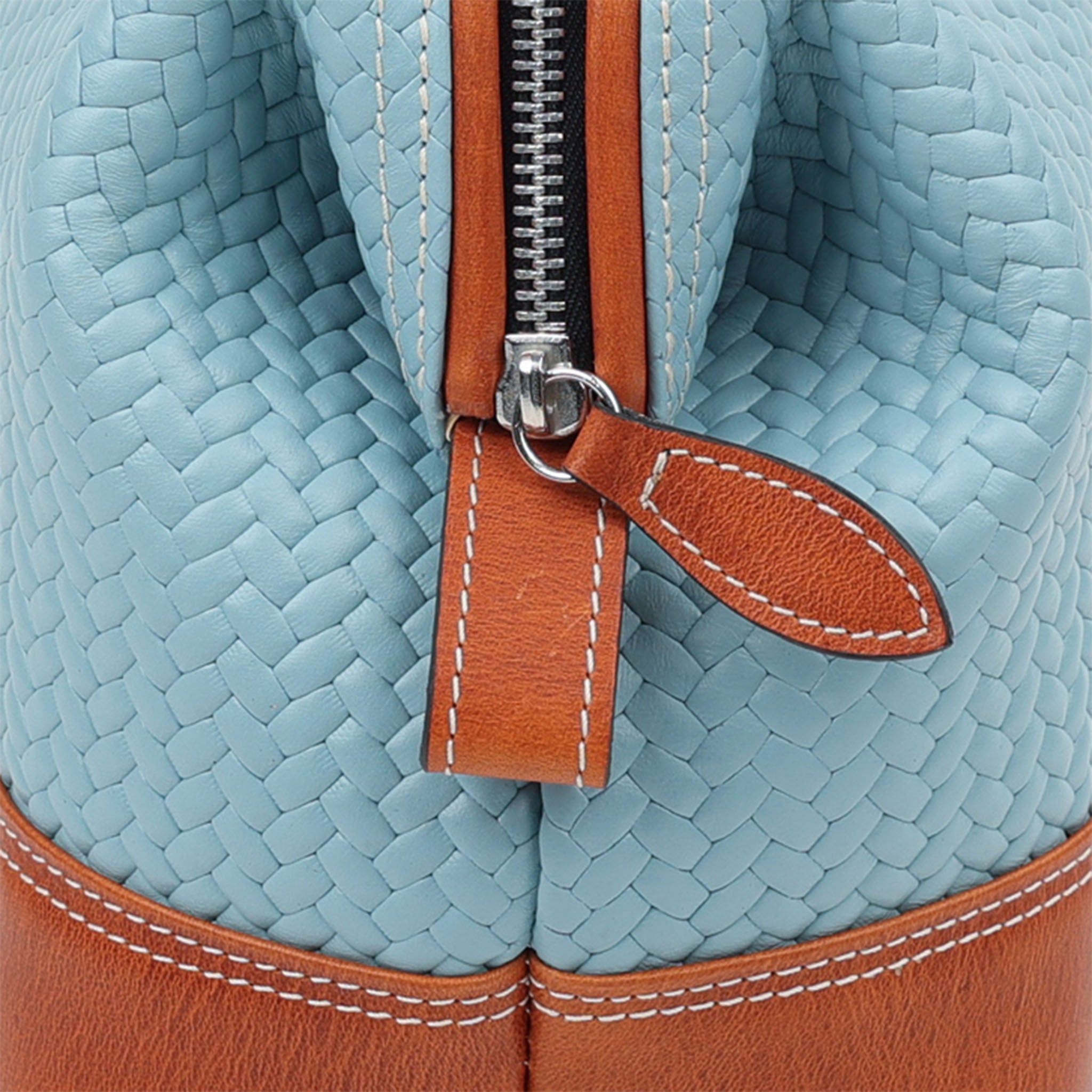 Hochwertige Kulturtasche von F. Hammann – gefertigt aus naturgegerbtem Kalbsleder in Flecht Hellblau/Coxorange mit praktischer Bügelöffnung und beigem Innenfutter.