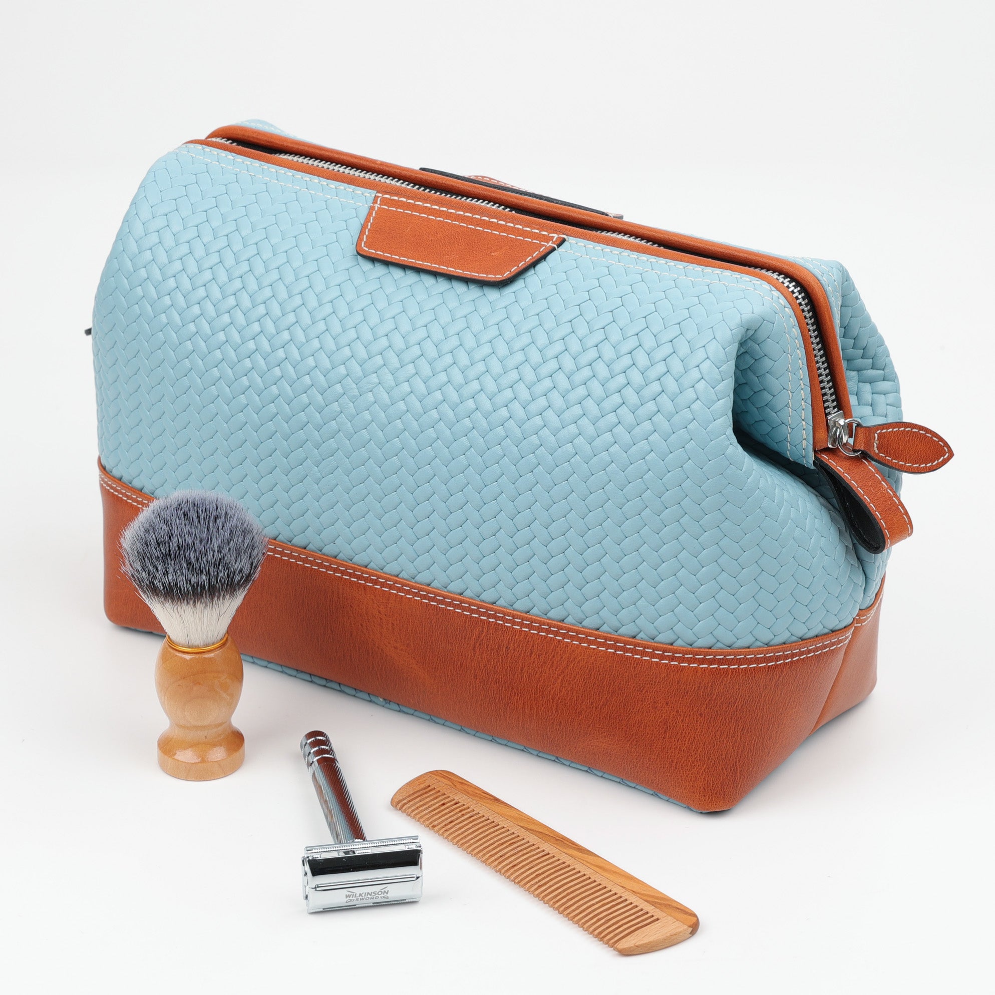 Exklusive Lederkosmetiktasche von F. Hammann – luxuriöses Reiseaccessoire aus weichem Kalbsleder in Hellblau und Coxorange, handgefertigt in Deutschland.