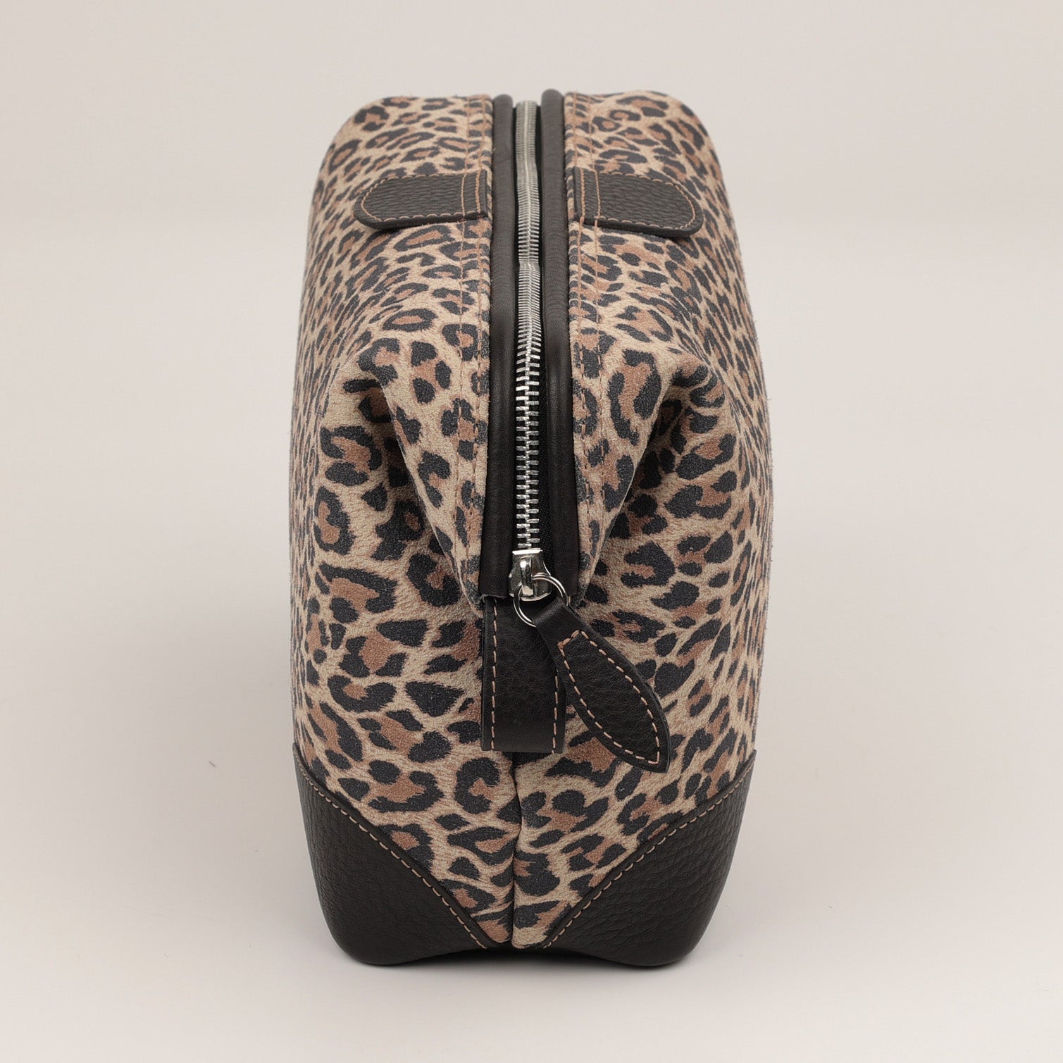 F. Hammann Lederkulturbeutel Leopard – großzügiges Format, weiche Haptik und durchdachter Innenraum mit Innentaschen und Metallrahmen.