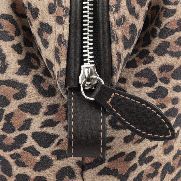 Edle Lederkosmetiktasche im Leopardenmuster – luxuriöses Unikat von F. Hammann aus naturgegerbtem Kalbsleder mit klassischem, langlebigem Design.