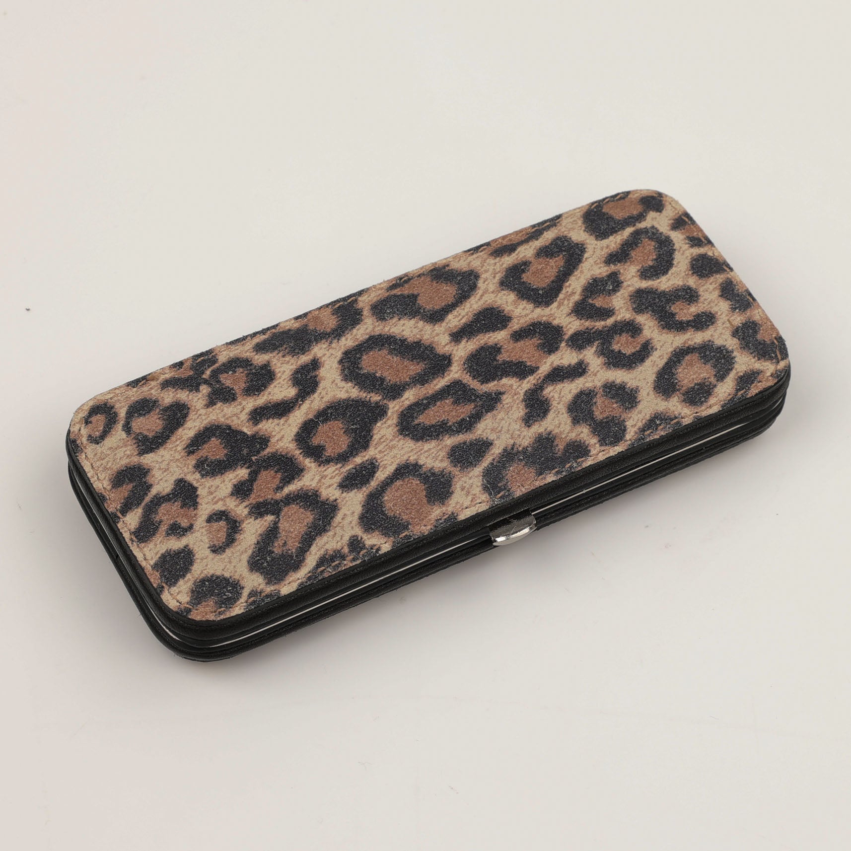 Luxuriöses Maniküre-Set von F. Hammann im Leopardenmuster – handgefertigt aus naturbelassenem Chervo Kalbsleder mit fünf hochwertigen Edelstahl-Instrumenten.