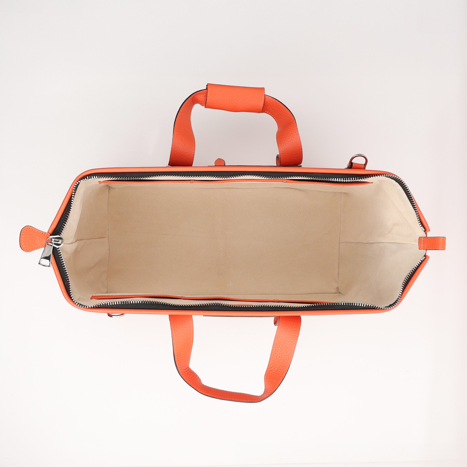 Große Reisetasche von F. Hammann aus feinstem italienischem Kalbsleder – klassisches Design inspiriert von Arzttaschen mit robustem Reißverschluss und Schultergurt.