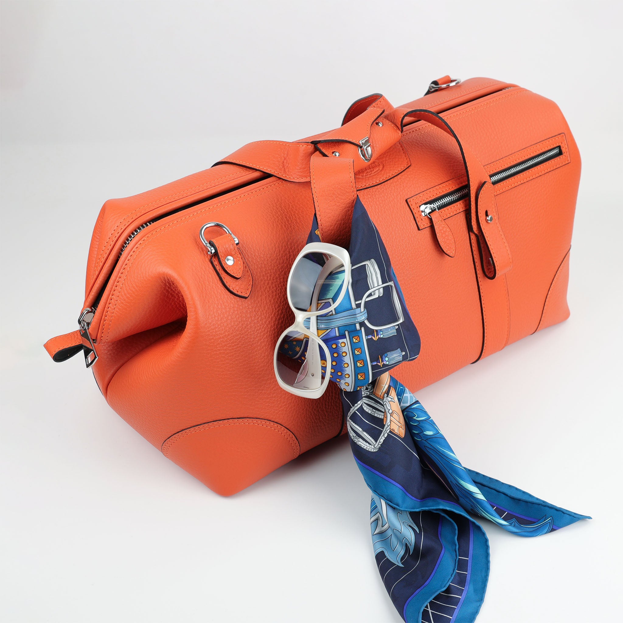 Handgearbeitete Lederreisetasche Orange – eleganter Weekender von F. Hammann mit klassischer Silhouette, nachhaltiger Verarbeitung und zeitlosem Design.