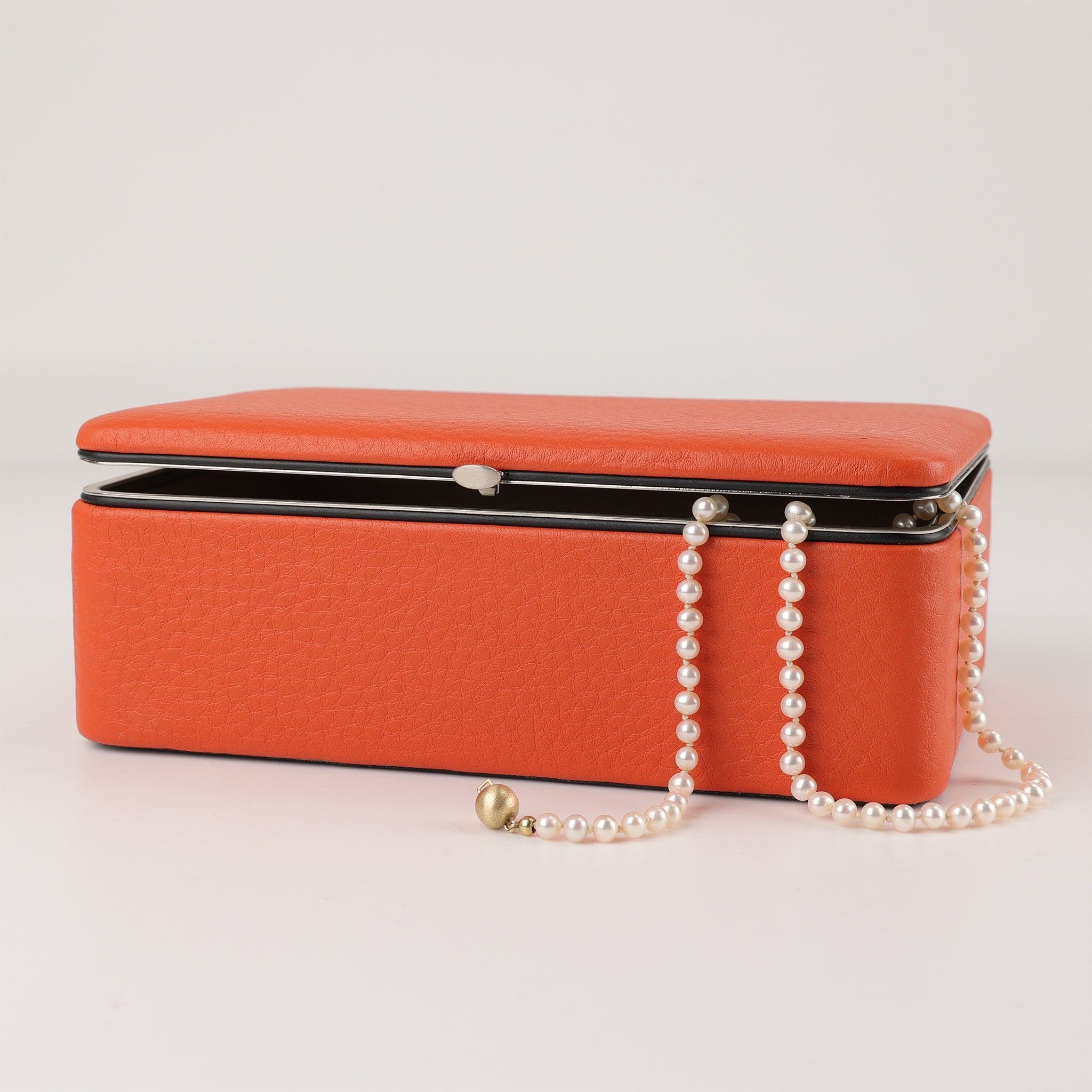 Elegante Schmuckbox in Orange, gefertigt aus naturbelassenem Chervo-Leder mit stabilem Metallrahmen und Schnappschloss, F. Hammann