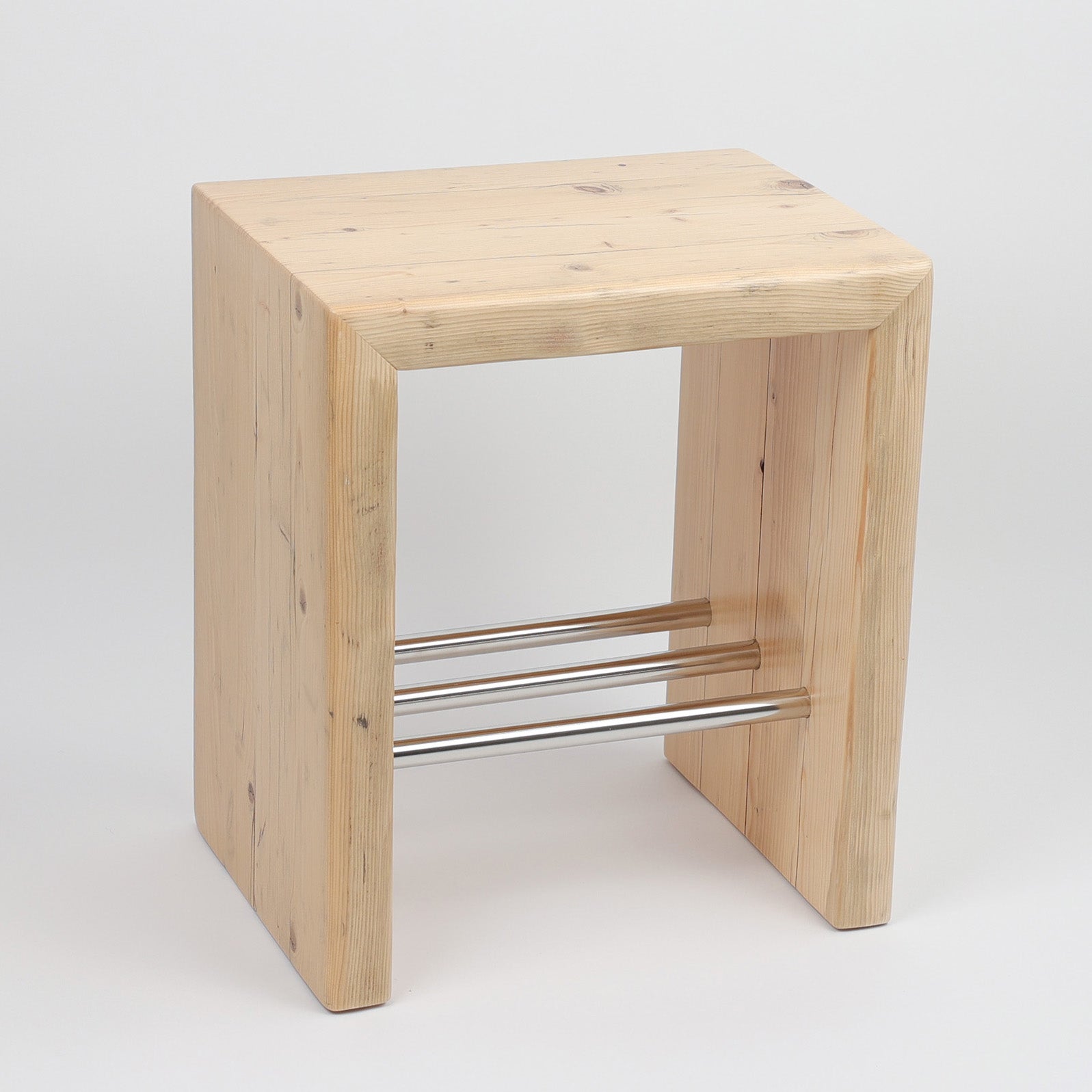 Dekorativer Hocker aus recyceltem Holz – robuste Sitzgelegenheit für Badezimmer oder Wohnraum. Handgefertigt von dasfeinebad in Hamburg.