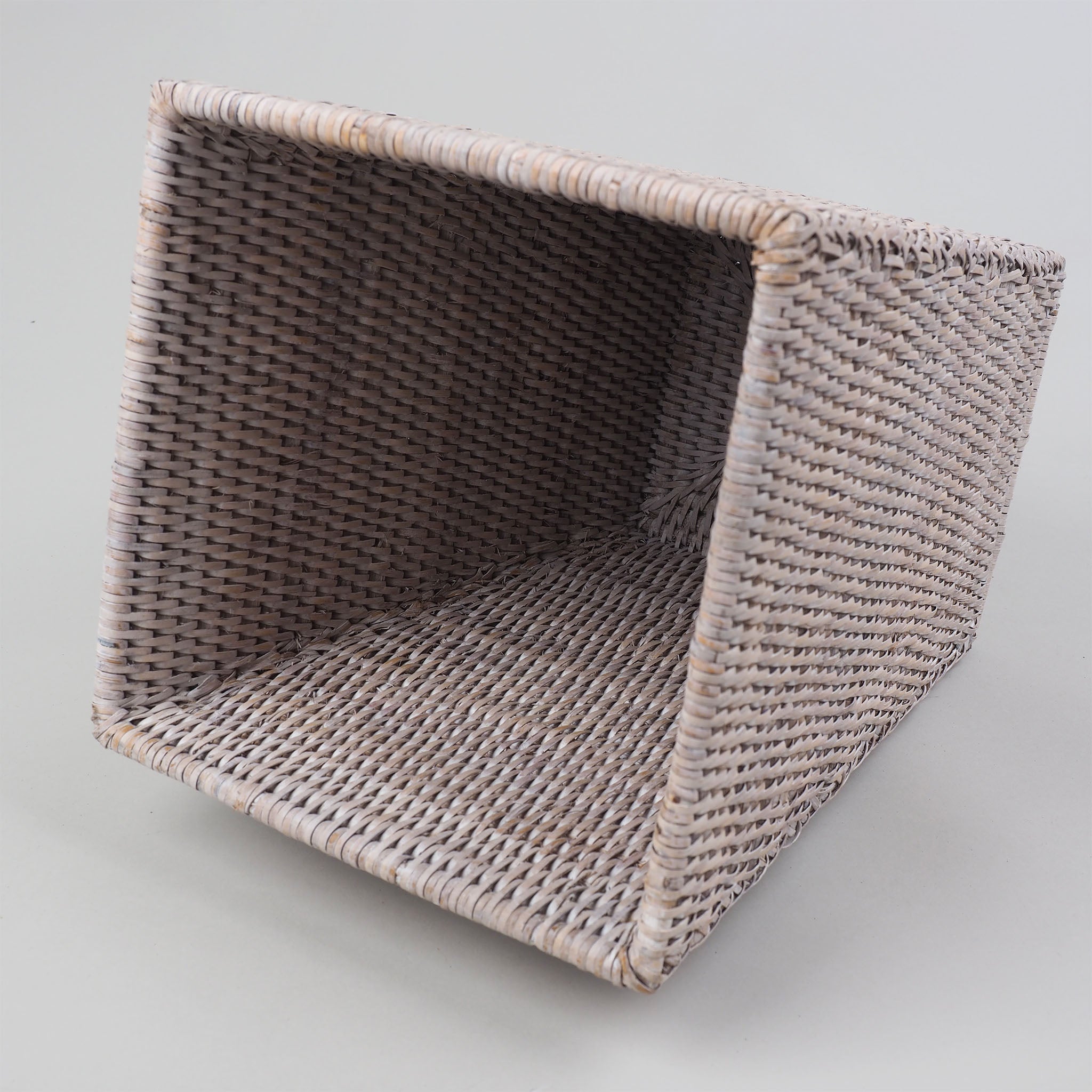 Eleganter Korb in hellem Rattan-Design, handgeflochten und langlebig, perfekt für Badezimmer und Wohnbereiche, Decor Walther Basket, dasfeinebad
