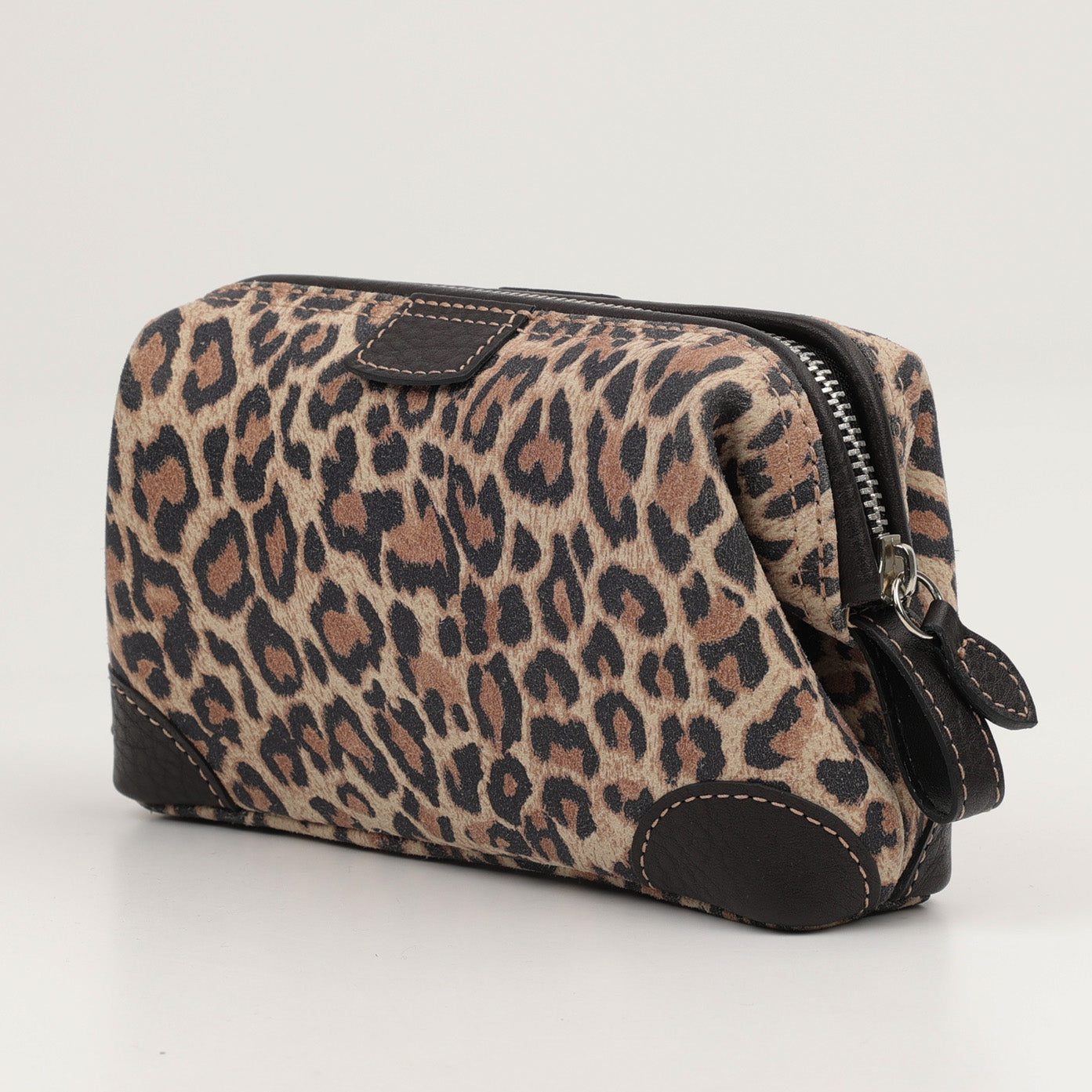 Handgefertigte Lederkulturtasche von F. Hammann im eleganten Leopardenmuster – aus naturbelassenem Chervo Kalbsleder mit weicher, samtiger Oberfläche.