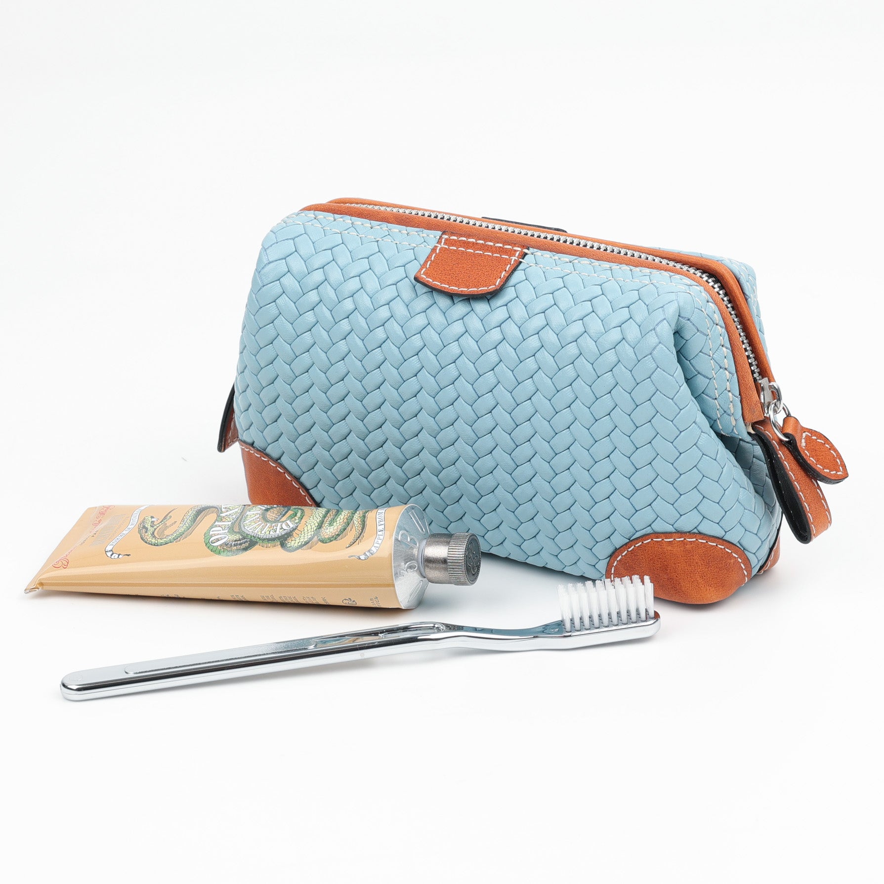 Lederkosmetiktasche von F. Hammann in Hellblau und Coxorange – stilvolles Accessoire aus naturgegerbtem Kalbsleder, ideal für Reise und Alltag.