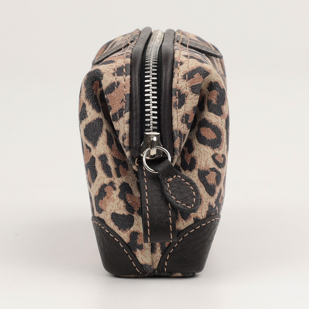 Kleine Lederkosmetiktasche von F. Hammann im Animal-Print-Design – exklusiv handgefertigt in Deutschland mit Metallbügel und zwei Innenfächern.