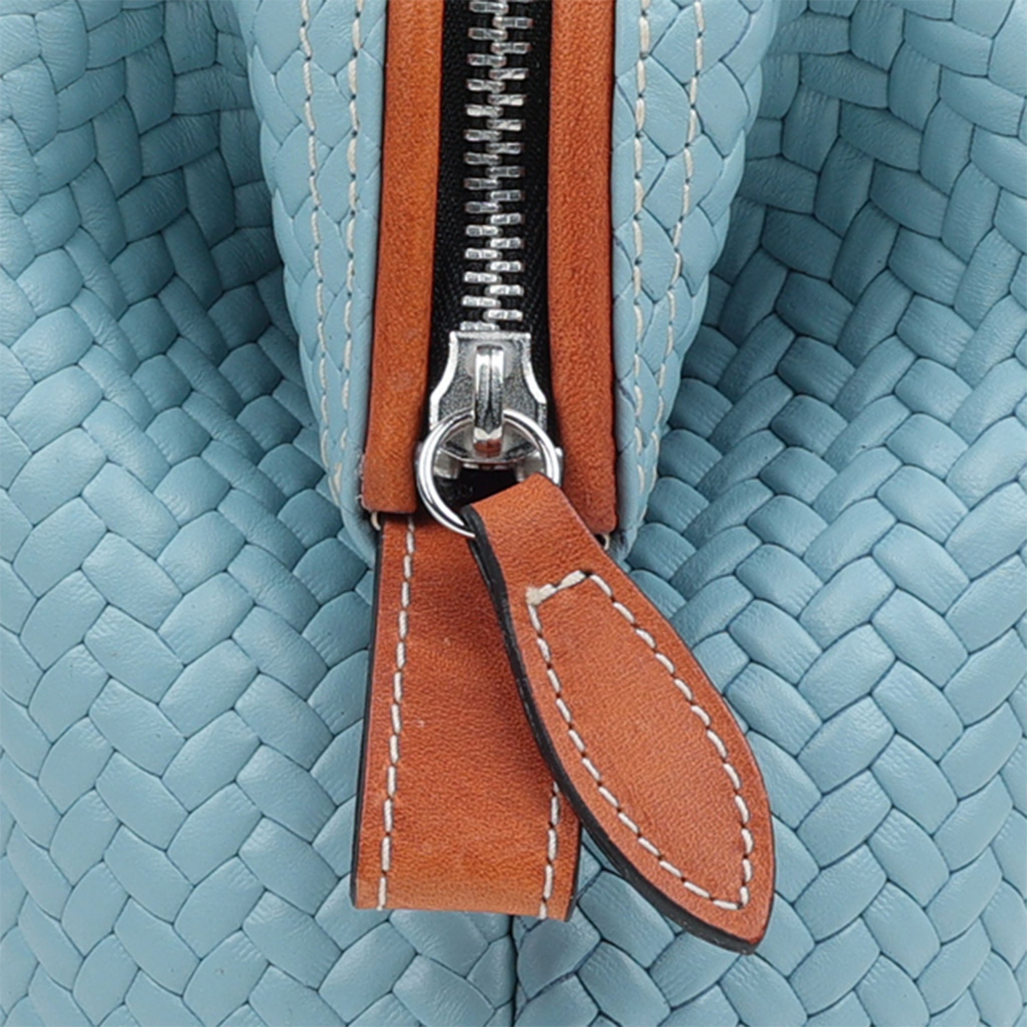 Handgefertigte Lederkosmetiktasche aus Chervo Kalbsleder – zweifarbiges Design in Flecht Hellblau/Coxorange mit durchdachtem Innenraum und stabilem Stand.