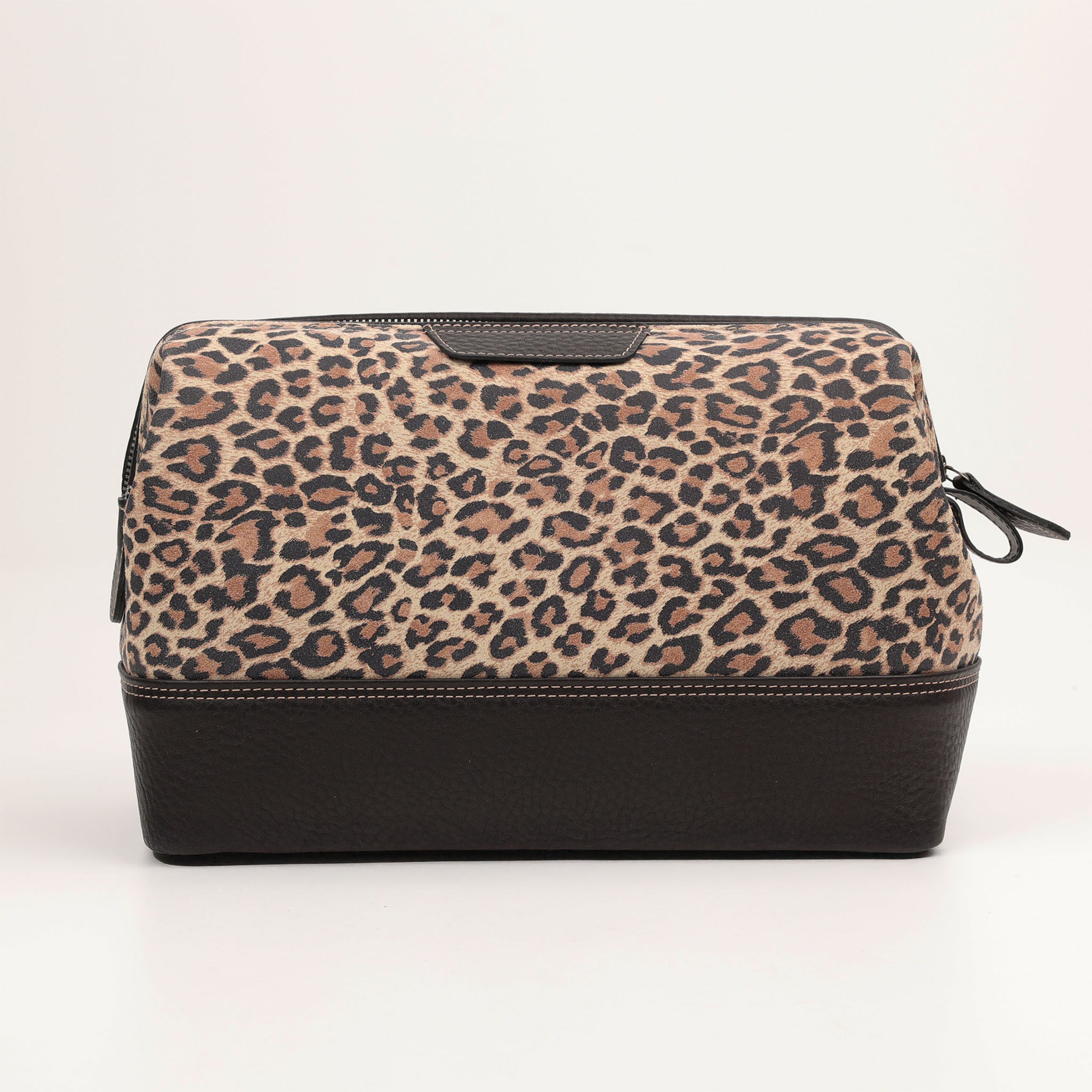 F. Hammann Kulturtasche Leopard – großzügiges Modell mit zwei Innenfächern, Reißverschlussfach und klassischem Animal-Print-Design.