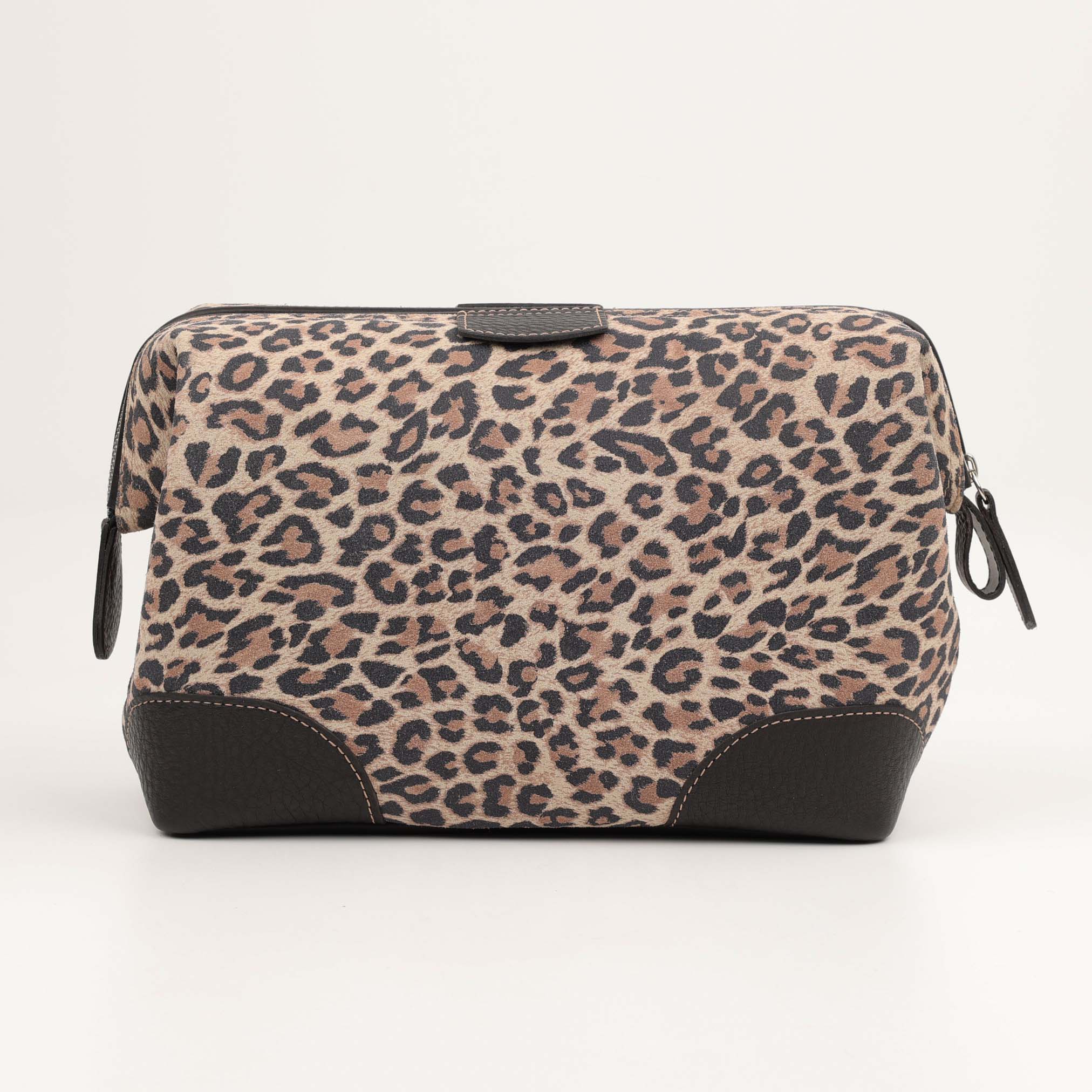Handgefertigte Kulturtasche aus Chervo Kalbsleder im Animal-Print – gefertigt in Deutschland, mit fein polierten Reißverschlusszähnen und hochwertiger Verarbeitung.
