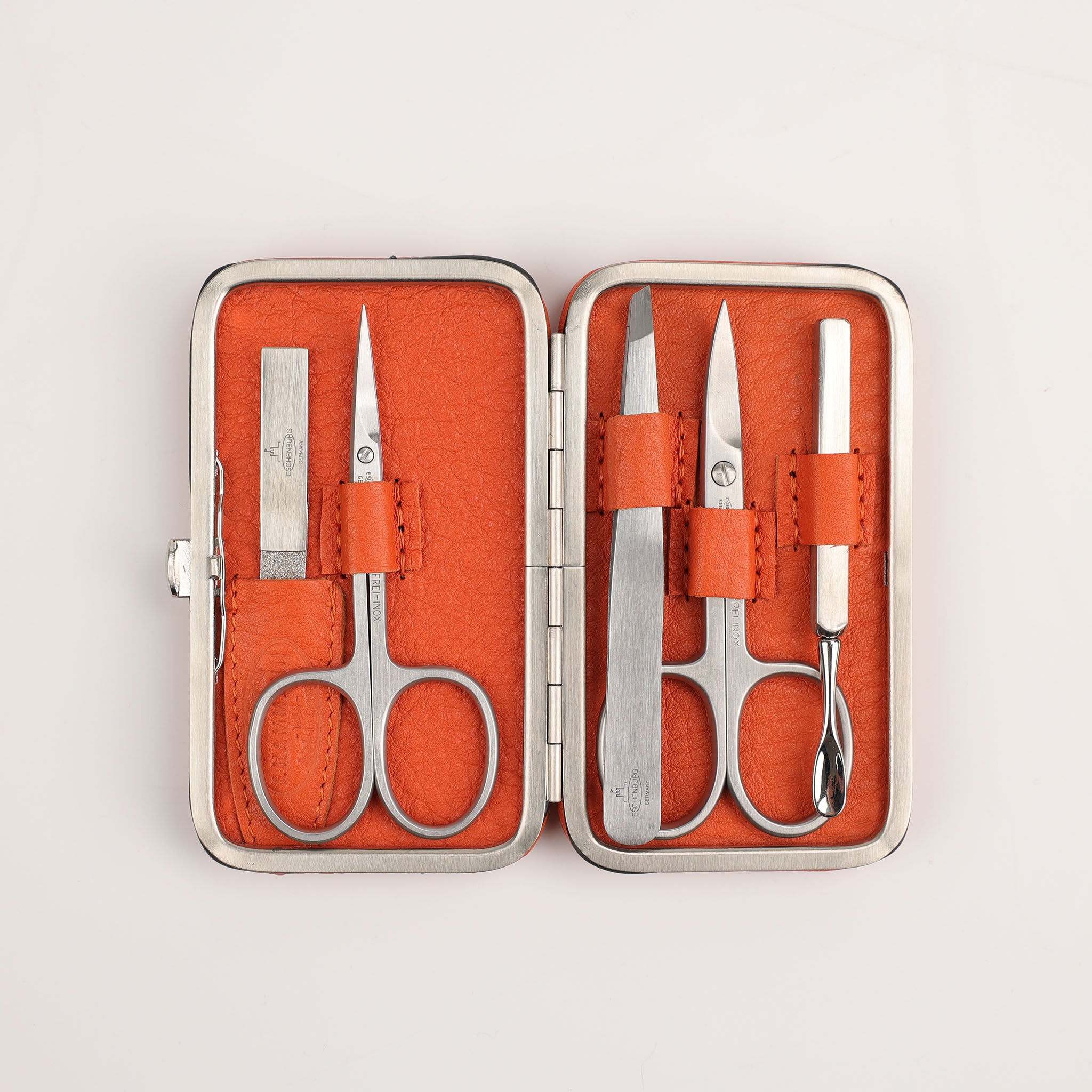 Handgefertigtes Maniküre-Set in Orange aus hochwertigem Leder. Fünf präzise Pflegeinstrumente in einem kompakten Etui für höchste Qualität und Funktionalität.