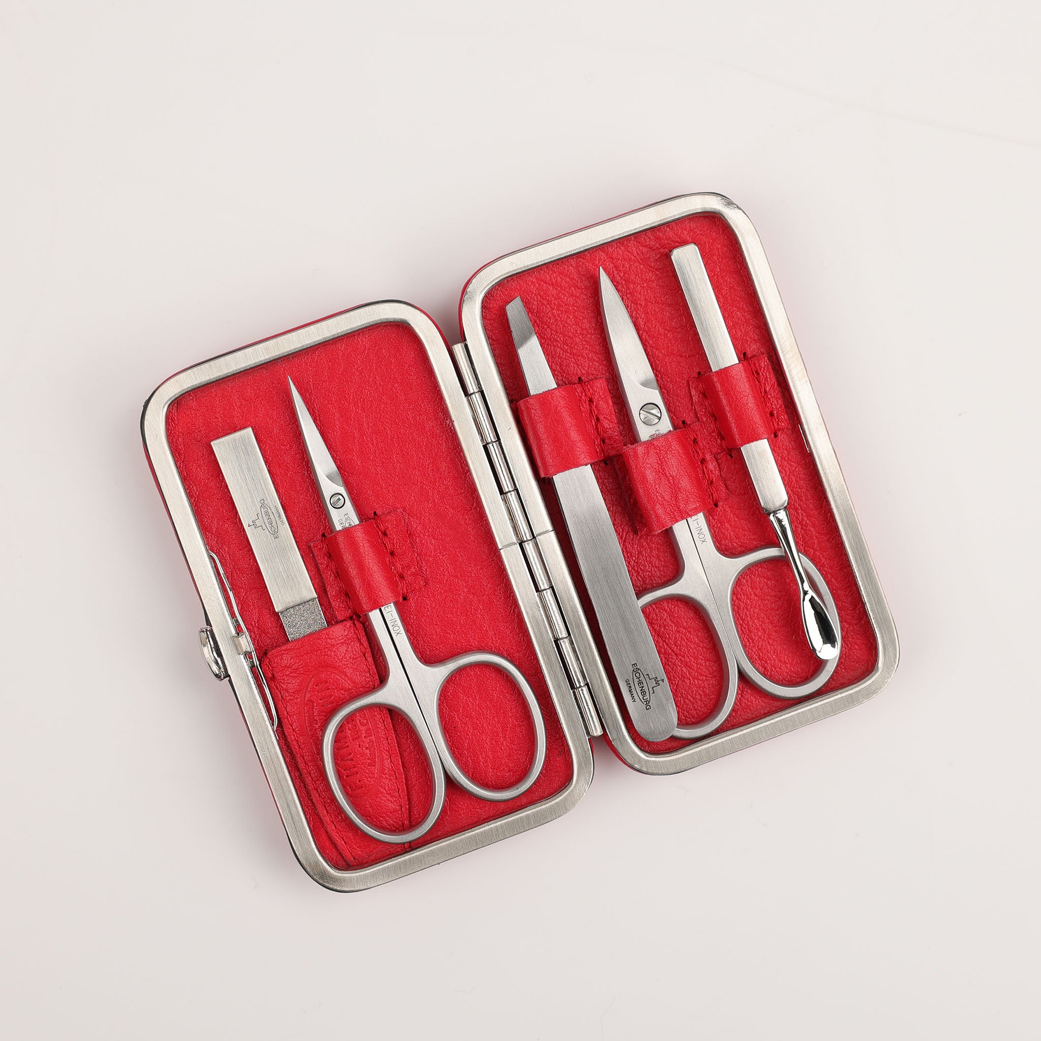 Klassisches Maniküre-Set in Rot mit eleganter Lederhülle. Enthält fünf rostfreie Pflegeinstrumente für perfekte Nägel, ideal für Reisen oder den Alltag.