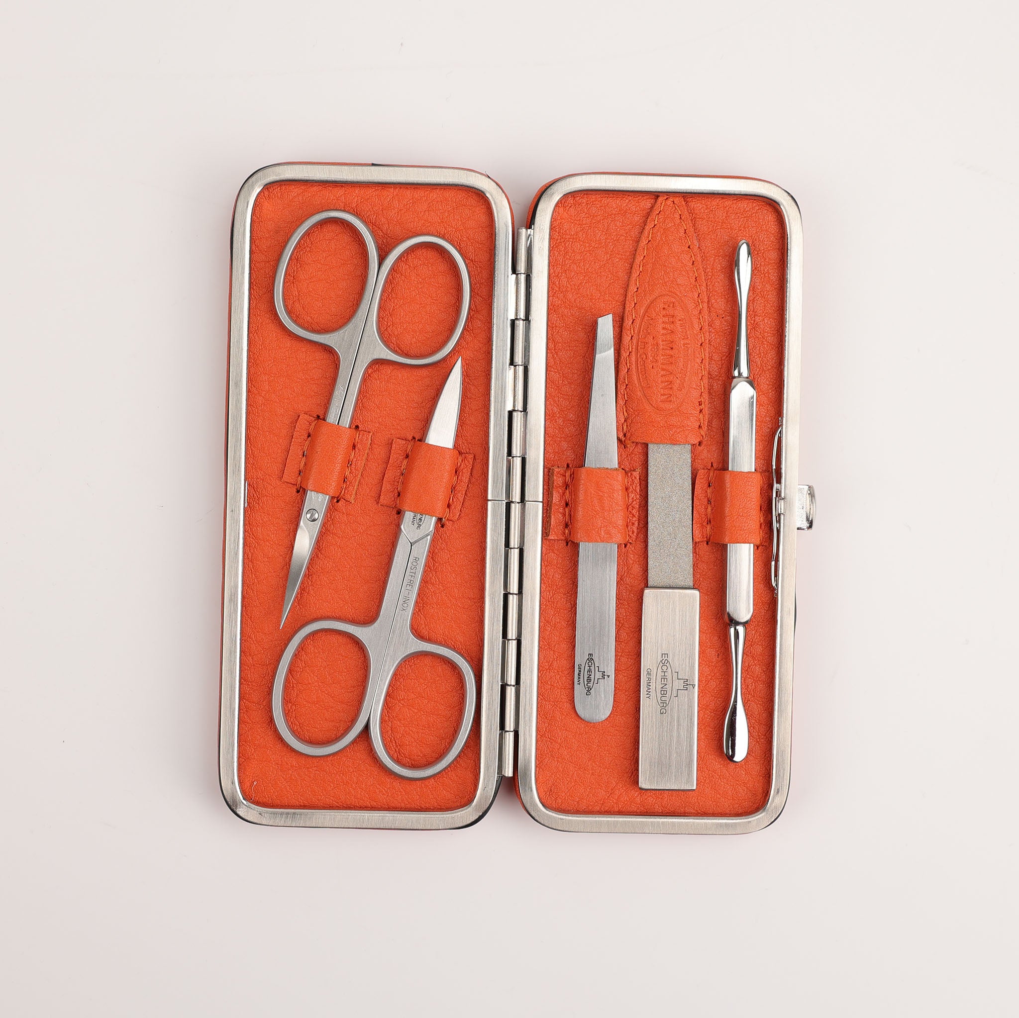 Handgefertigtes Maniküre-Set in Orange mit rostfreiem INOX-Besteck, geöffnet im hochwertigen Lederetui von F. Hammann, perfekt für stilvolle Nagelpflege, dasfeinebad