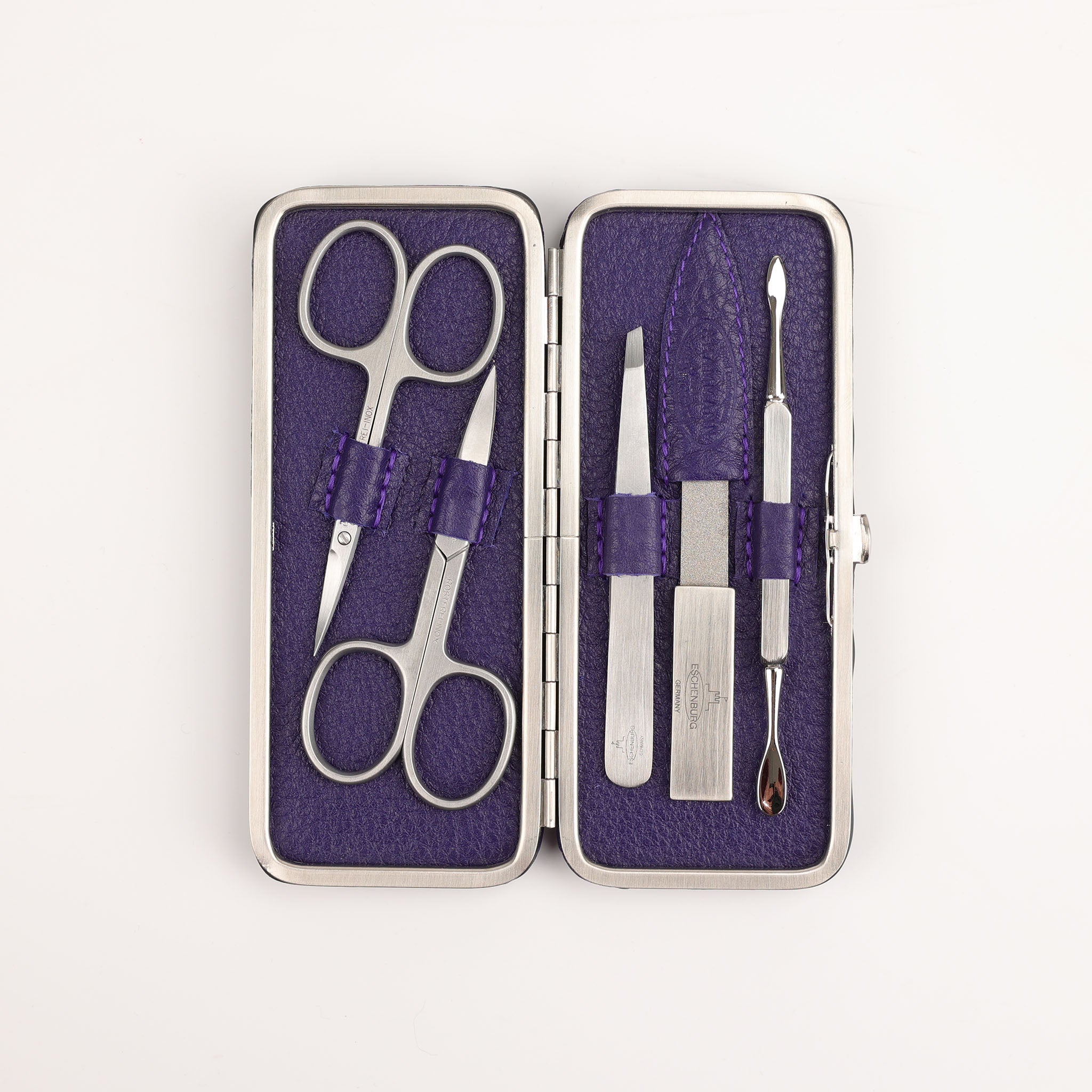 Offenes Maniküre-Set aus violettem, naturbelassenem Leder, mit präzise gefertigten Pflegeinstrumenten, stilvolles Design von F. Hammann, dasfeinebad