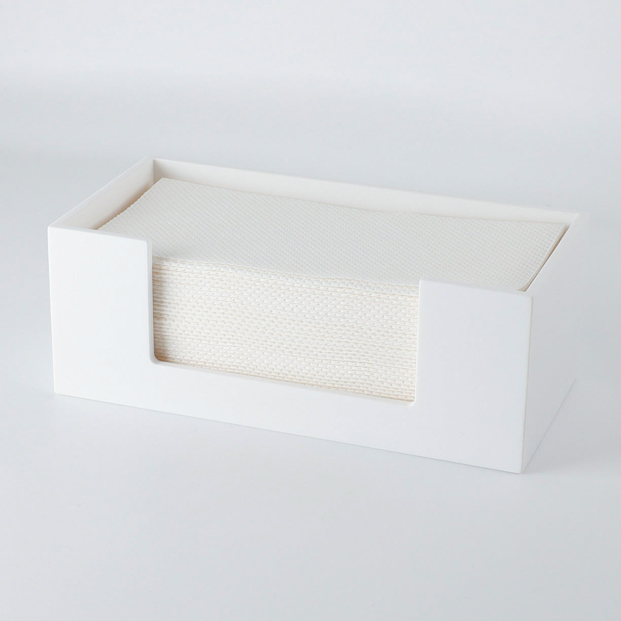 Papiertuchbox Corian® Glacier White, handgefertigt von dasfeinebad in Hamburg, gefüllt mit Papiertüchern, diagonale Ansicht