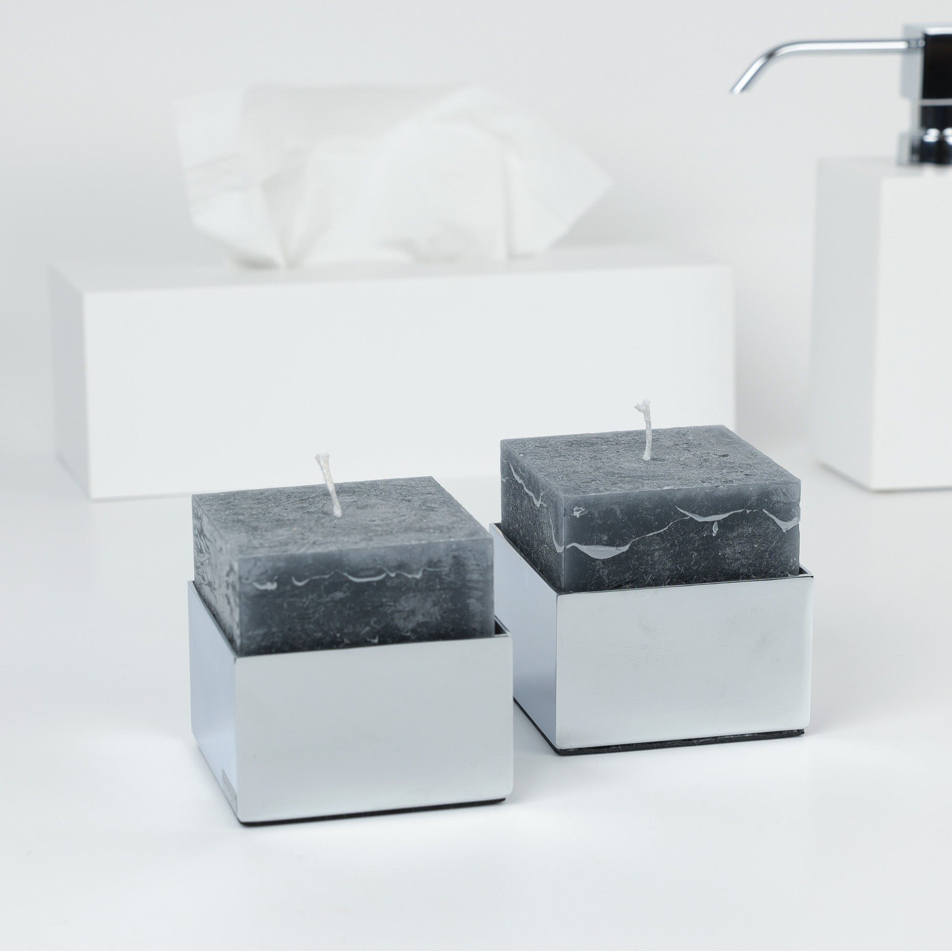 Anthrazitfarbene Kerzen in Brick Kerzenhalter von Decor Walther-Badaccessoires im Hintergrund-Corian Seifenspender von dasfeinebad