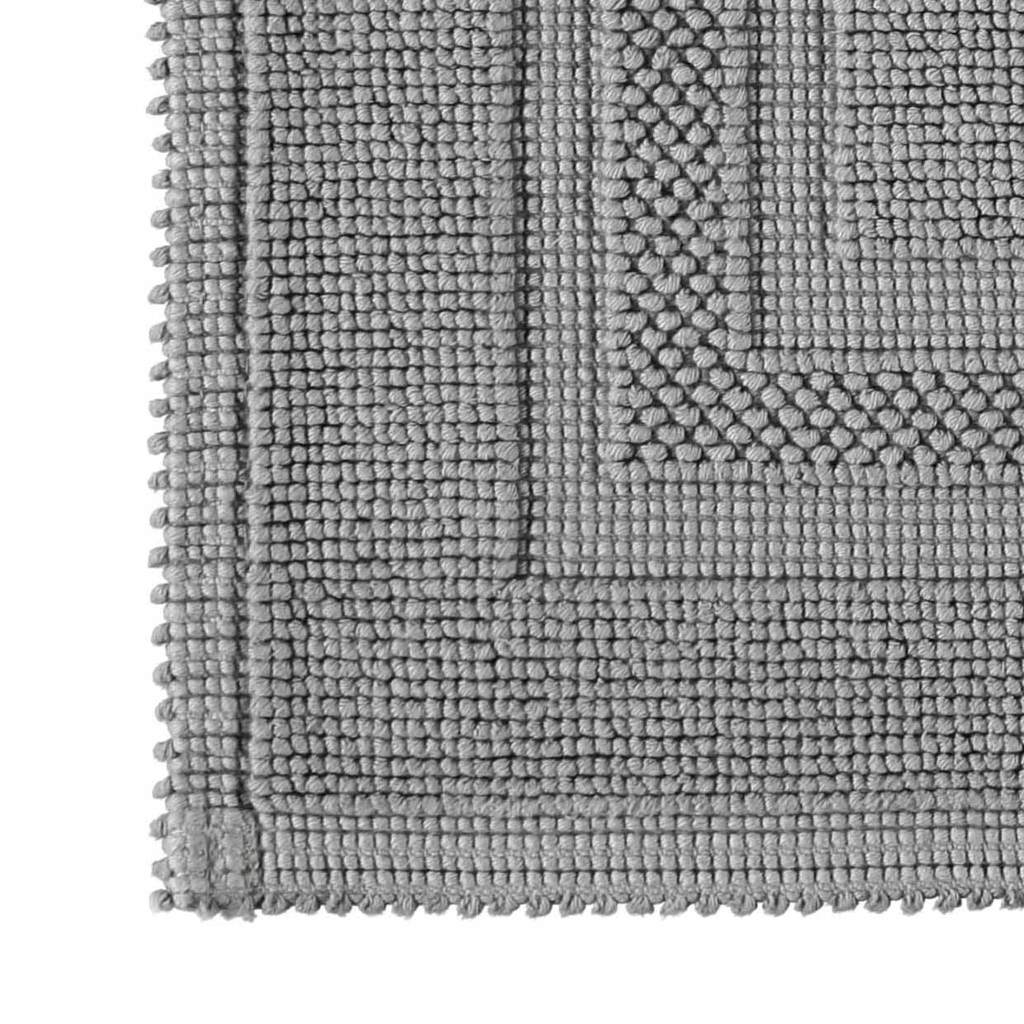 Nahaufnahme der gewebten Oberfläche des Rhomtuft GALA Badteppichs – hochwertige Baumwollqualität mit 1800 g/m² für angenehmes Trittgefühl