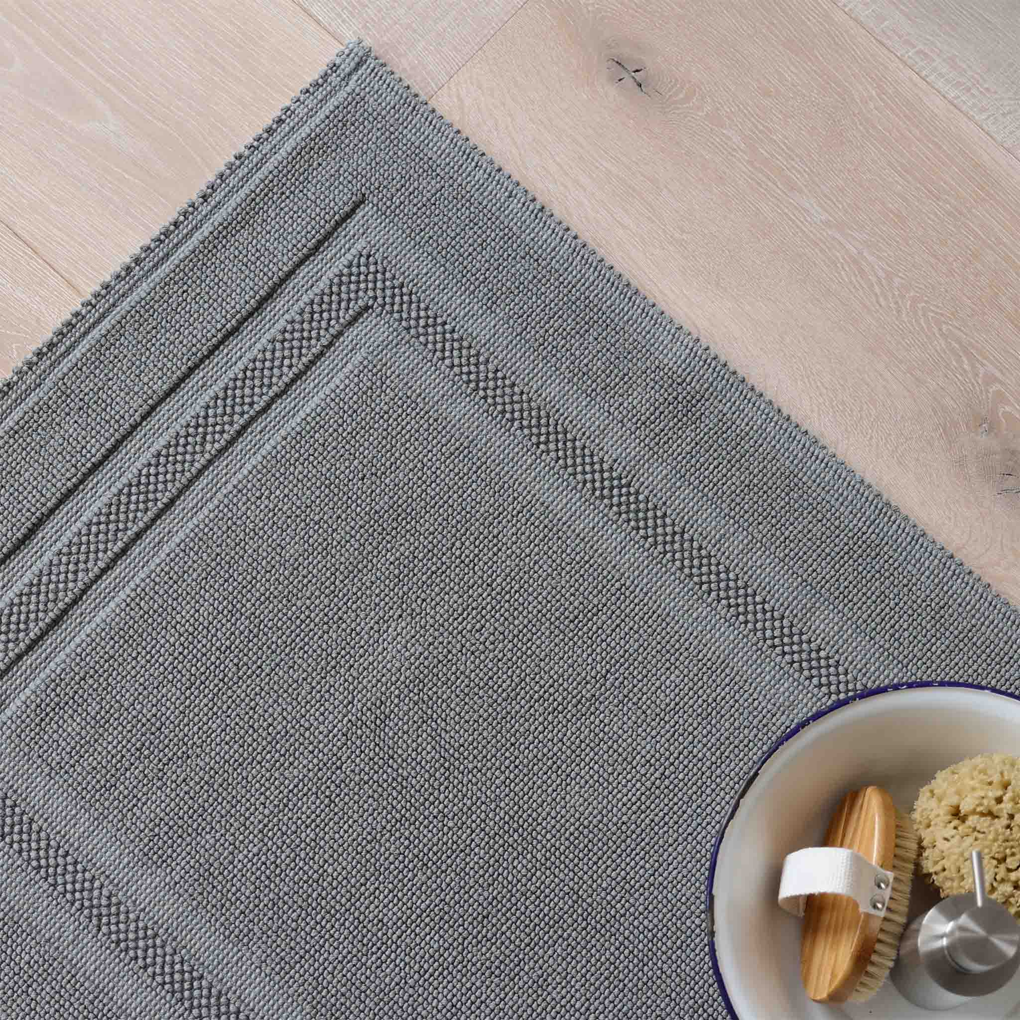 
Stilvolle graue Badematte Rhomtuft GALA mit 22 mm Florhöhe, weichem Baumwollmaterial und feinem Webmuster – Wellness im Bad auf 60x90 cm
