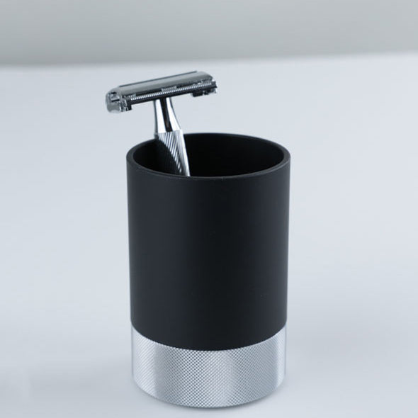 Eleganter Kosmetikorganizer in Schwarz matt mit Chrom-Details von Decor Walther, bietet eine moderne Aufbewahrungslösung für das Badezimmer.