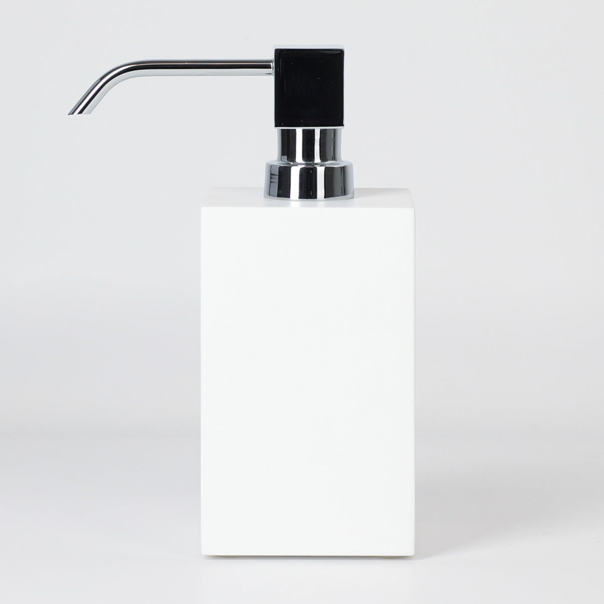 Seifenspender in Corian Glacier White, eckiger verchromter Messingpumpkopf, zeitlos edles Badaccessoire passend zu jedem Einrichtungsstil