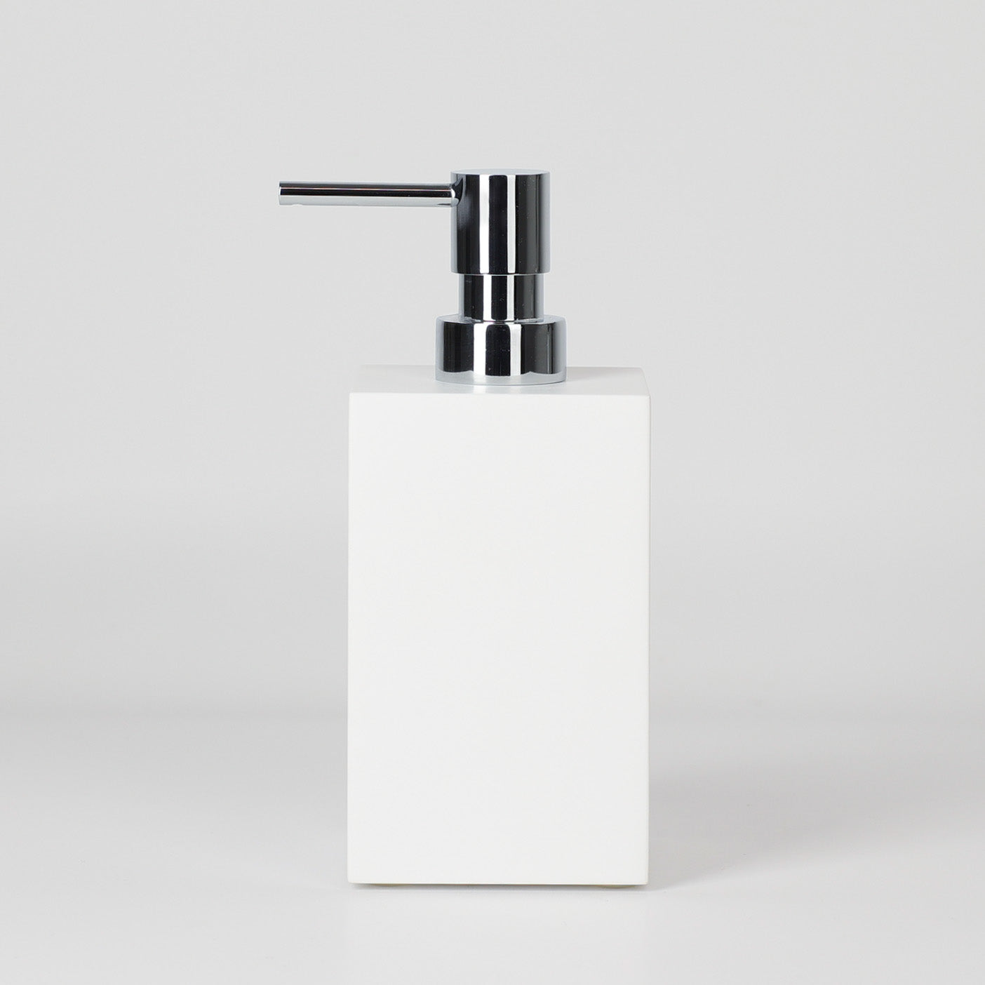 Seifen- und Lotionsspender Corian weiß matt, Totalansicht, quadratische Säule, Fassungsvermögen 300 ml