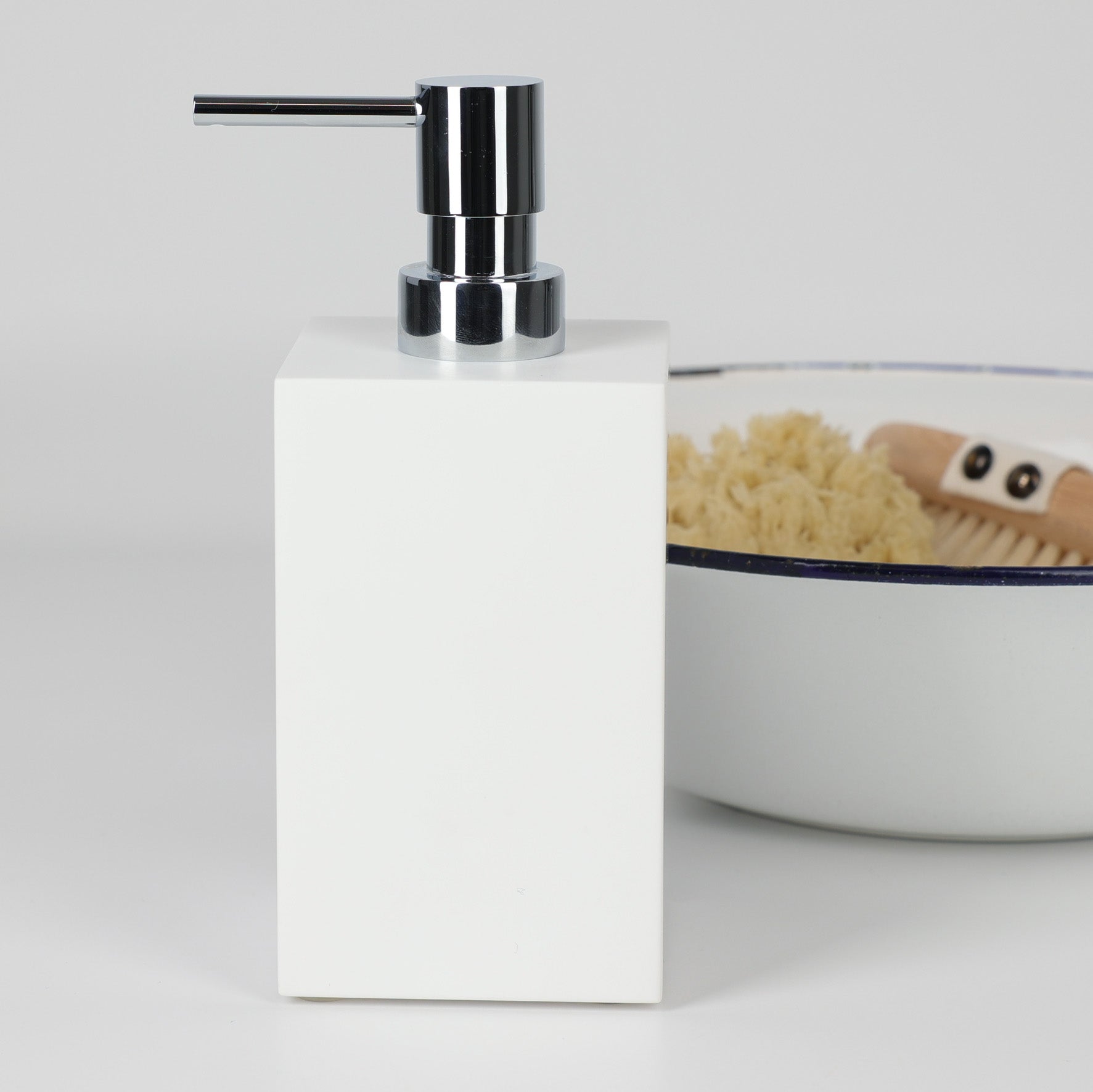 Corian Seifenspender in Weiß matt, eigene Herstellung von dasfeinebad in Hamburg, dekoriert mit Waschschüssel