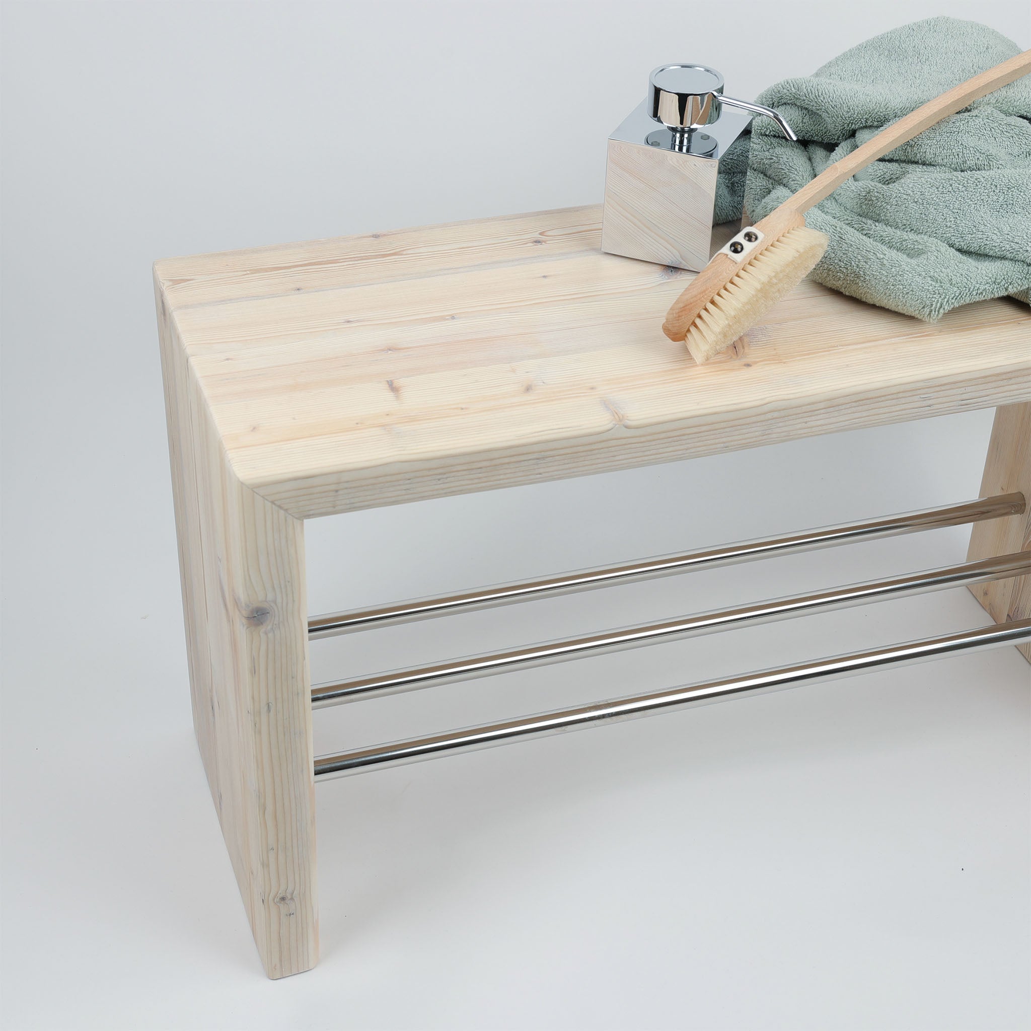 Nachhaltige Sitzbank aus deutschem Altholz im Bad, geölt, wasserabweisend und vielseitig als Sitz- oder Ablagefläche nutzbar, dekoriert mit Seifenspender DW477 von Decor Walther, Handtuch Princess von Rhomtuft und einer Duschbürste