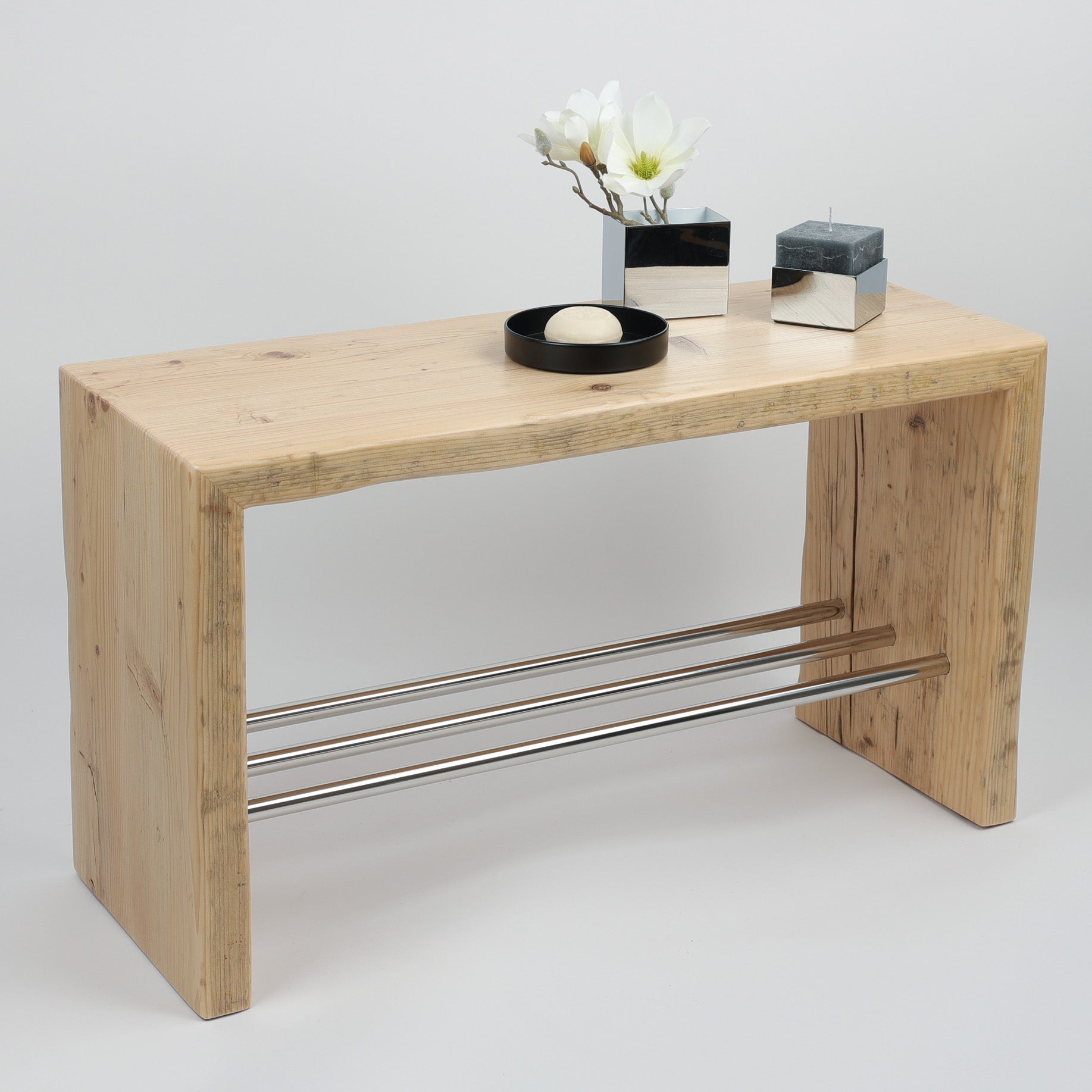 Sitzbank aus massivem Altholz im Badezimmer, handgefertigt in Hamburg, nachhaltig verarbeitet und mit natürlicher Holzmaserung, mit Duftkerze von Decor Walther und Utensilienbehälter von Windisch