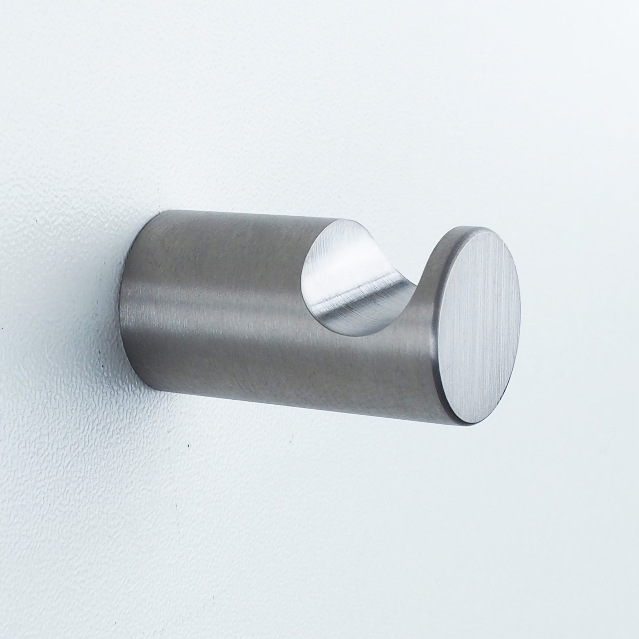 Gebürsteter Edelstahl-Wandhaken von Vola – robuster Handtuchhaken im Industrie-Look T17-40