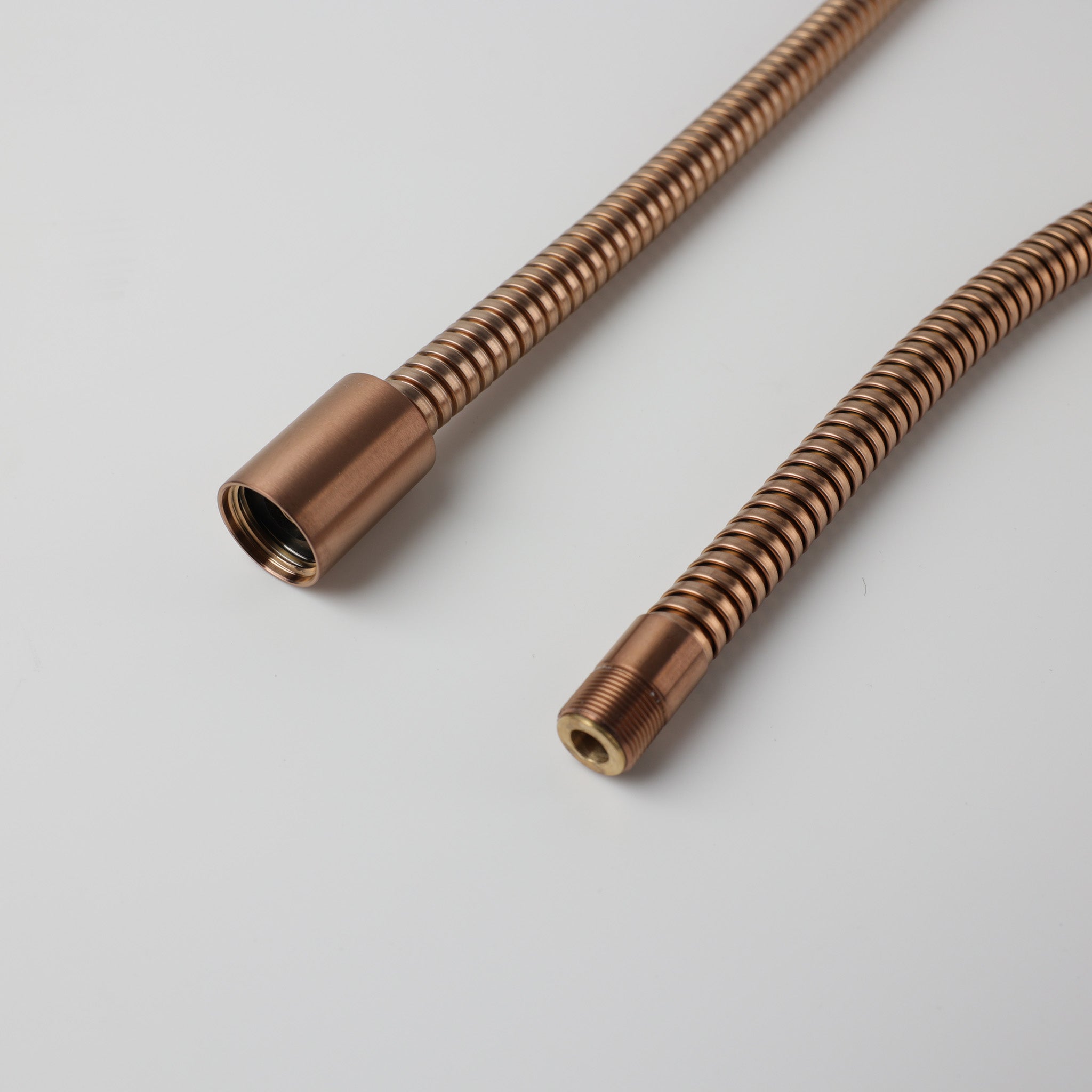 Feine Anschlussdetails in gebürstetem Kupfer – Design-Duschschlauch für Vola Systeme