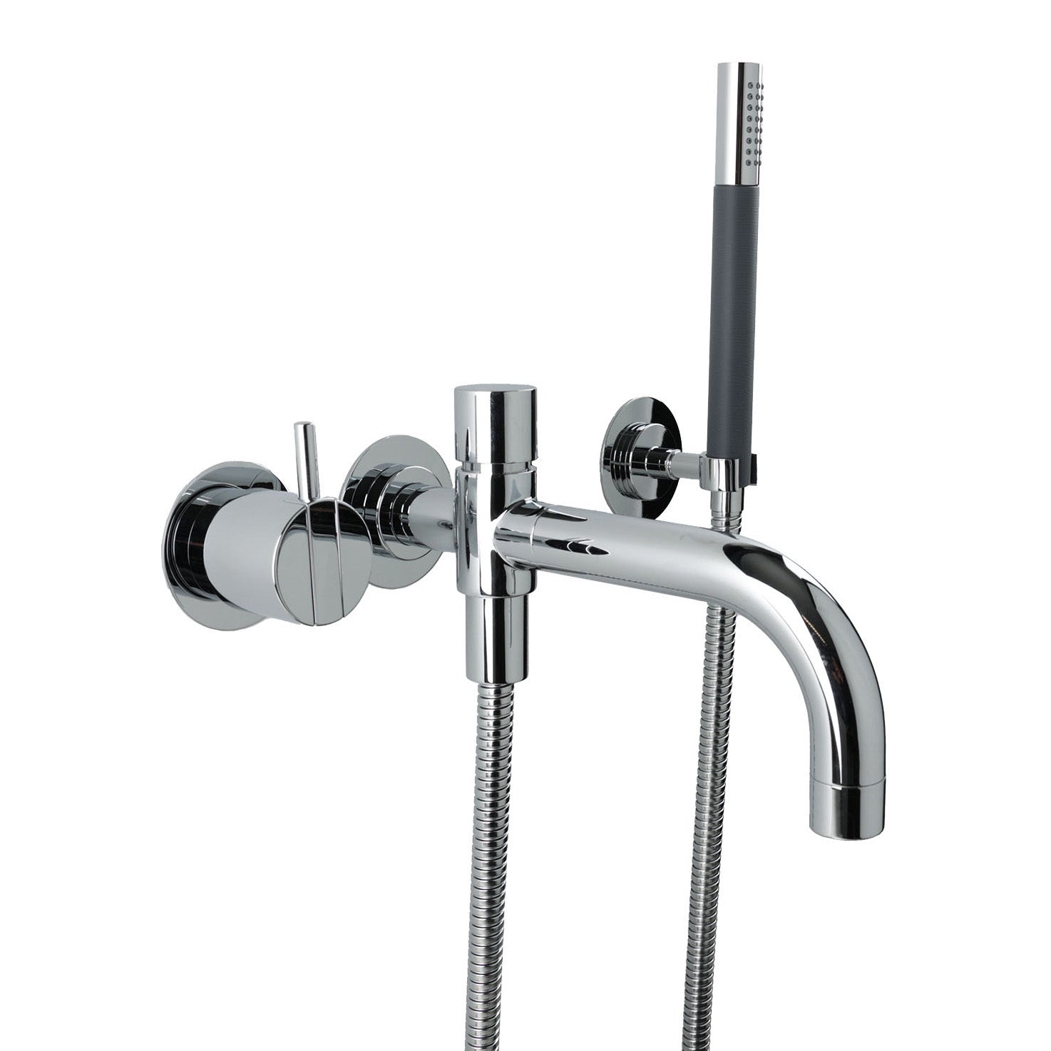 Badewannenarmatur von Vola in Chrom mit klar geformtem Wandauslauf und eleganter Stabhandbrause für flexible Nutzung.