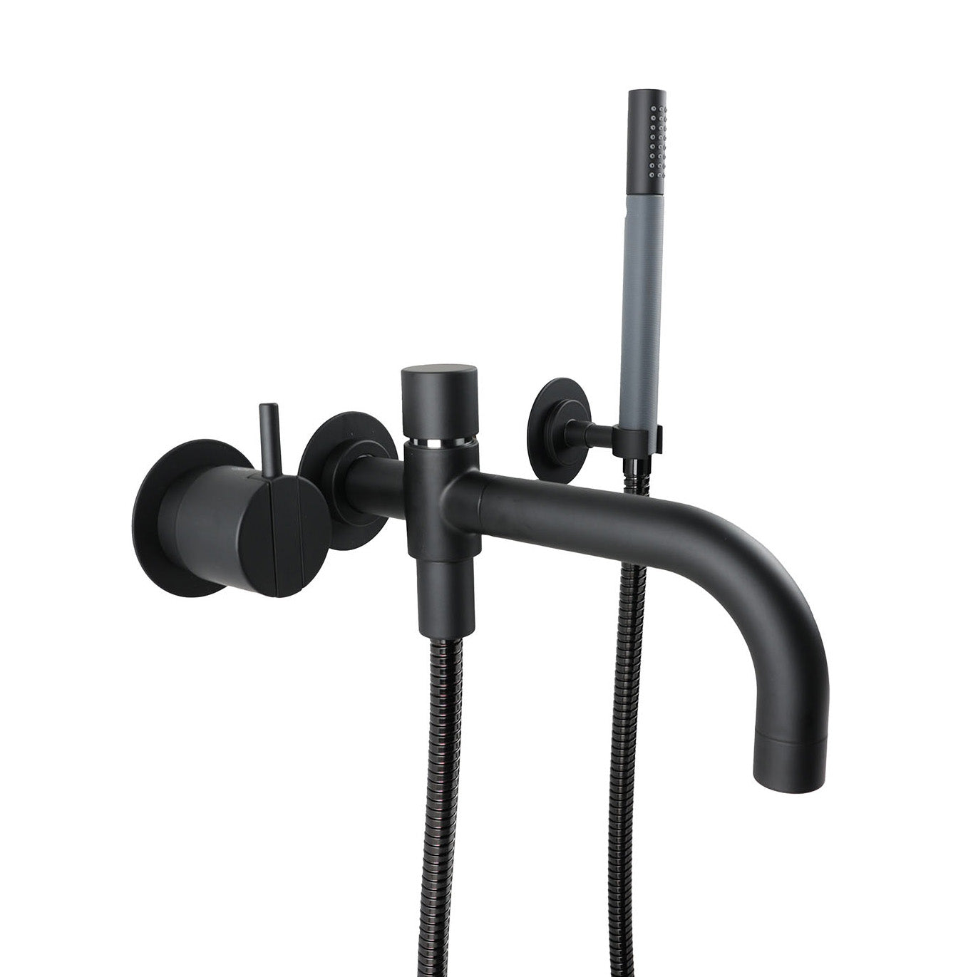 Matt-schwarze Vola Badewannenarmatur mit modernem Wandauslauf, präzisem Mischer und stilvoller Stabhandbrause.