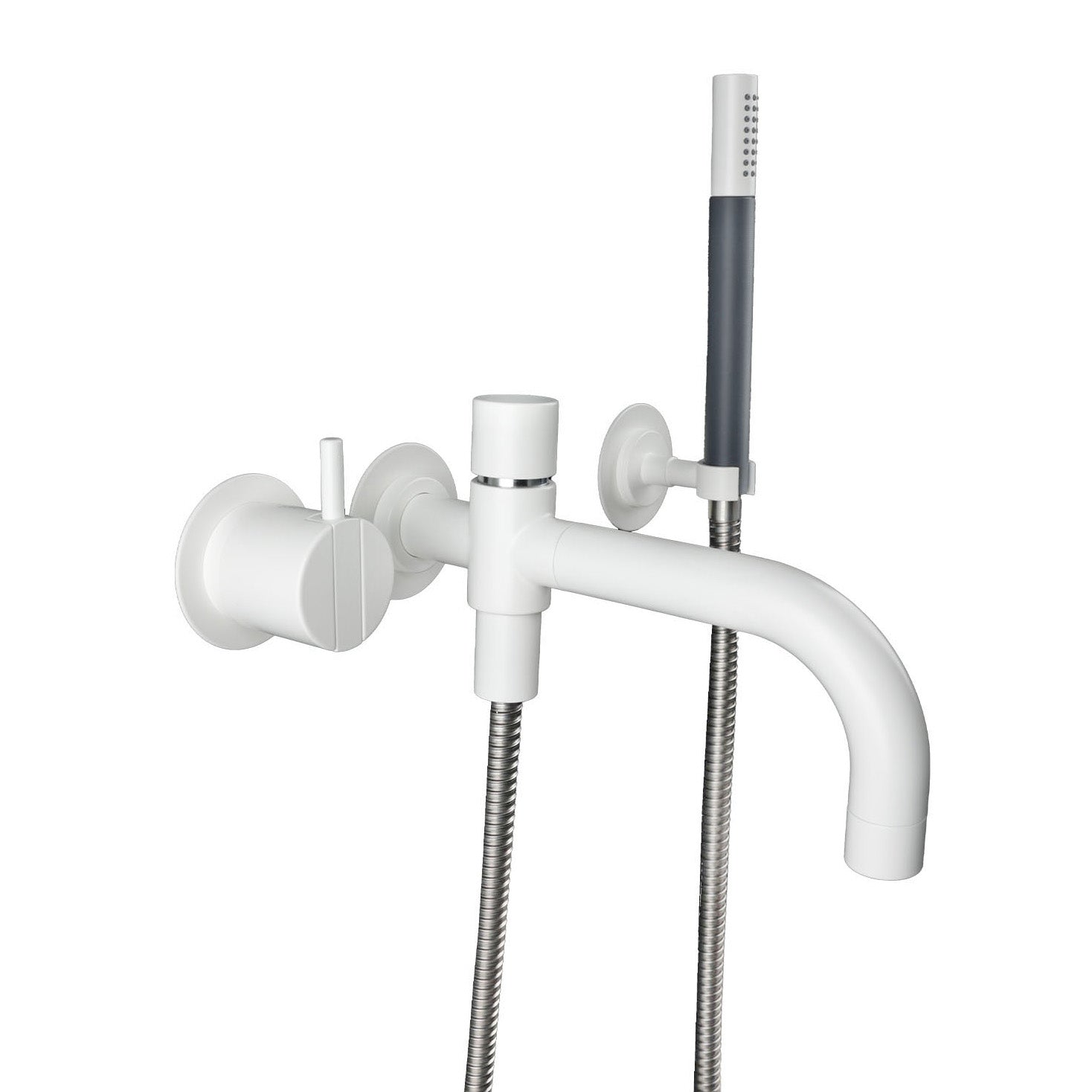 Vola Badewannen-Armatur in Weiß matt mit sanftem Wandauslauf und minimalistisch gestalteter Handbrause.