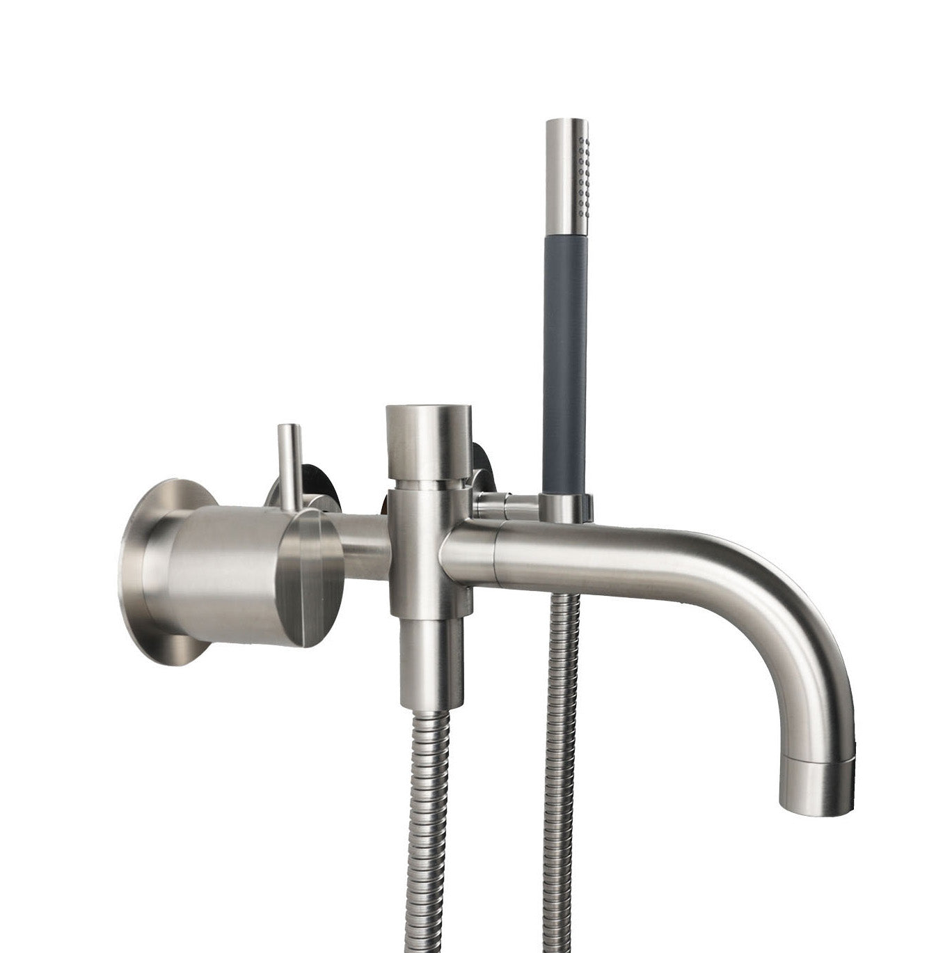 Vola Badewannen-Set in gebürstetem Edelstahl mit funktionalem Wandauslauf und schlanker Stabhandbrause.