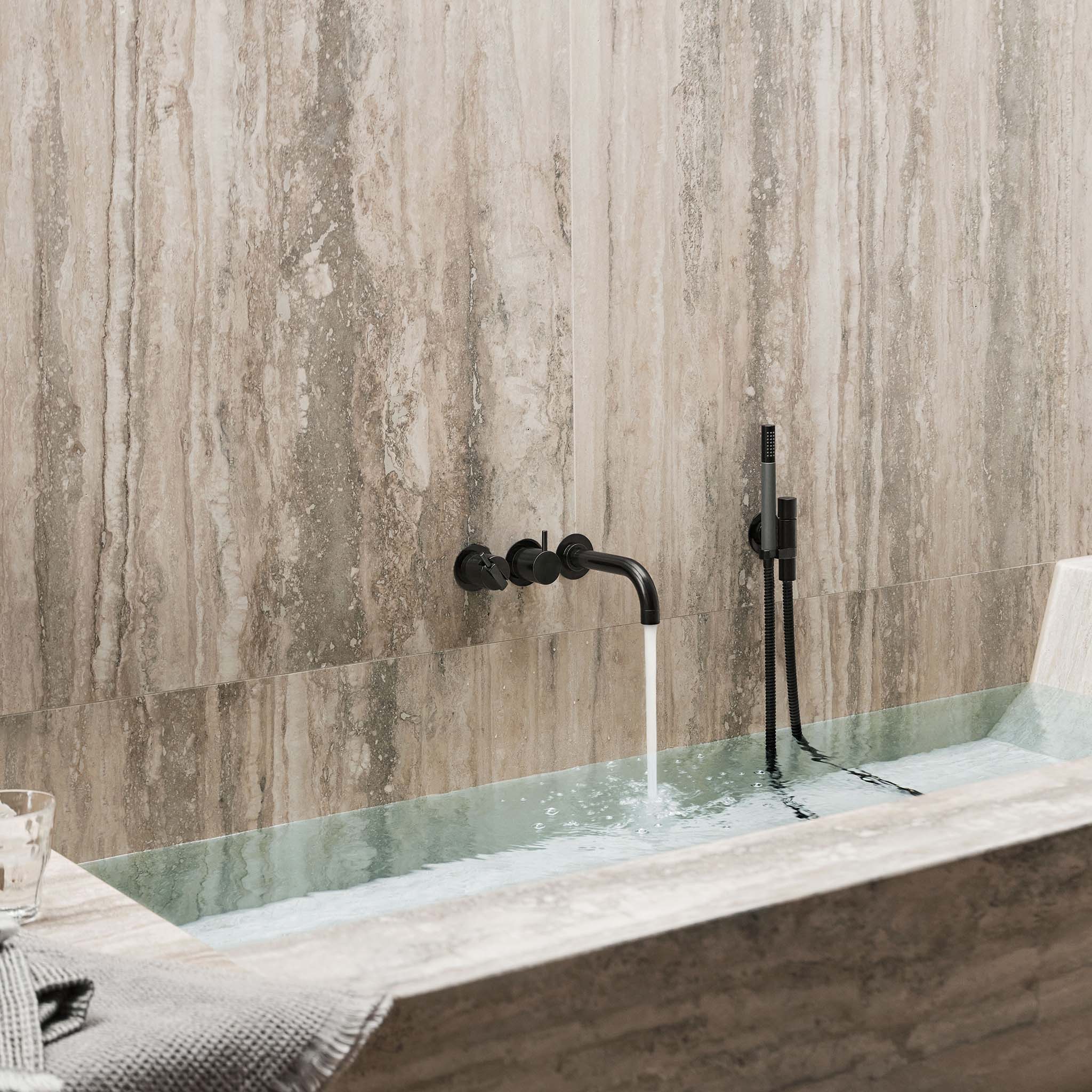 Vola Badewannen-Set 2411C-071 in Schwarz matt mit präzisem Einhebelmischer, Umsteller und schlanker Stabhandbrause.