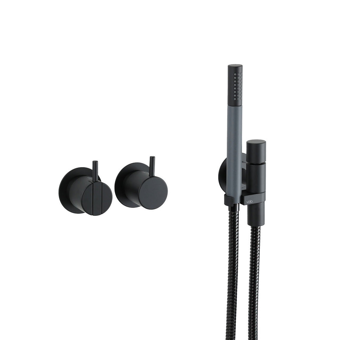 Matt-schwarze Vola Badewannenarmatur mit modernem Einhebelmischer und flexibler Stabhandbrause für ein puristisches Badezimmerdesign.