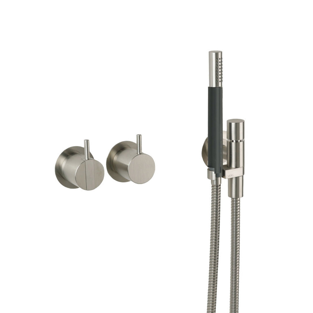 Gebürstete Edelstahl-Badewannenarmatur von Vola mit Einhebelmischer und hochwertiger Stabhandbrause – langlebig und zeitlos.