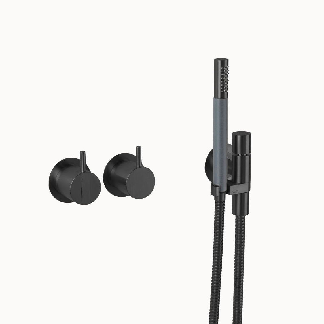 Exklusive Vola Badewannenarmatur in Schwarz gebürstet mit PVD-Oberfläche, präzisem Mischer und elegantem Handbrause-Set.