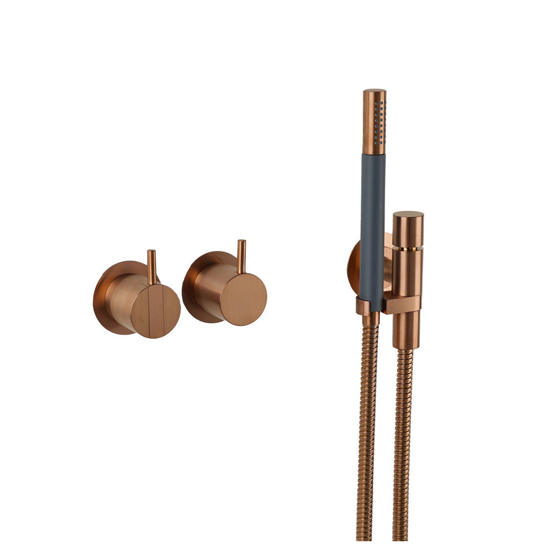 Vola Badewannenarmatur in warm schimmerndem Kupfer gebürstet, kombiniert mit einer schlanken Stabhandbrause und komfortablem Umsteller.