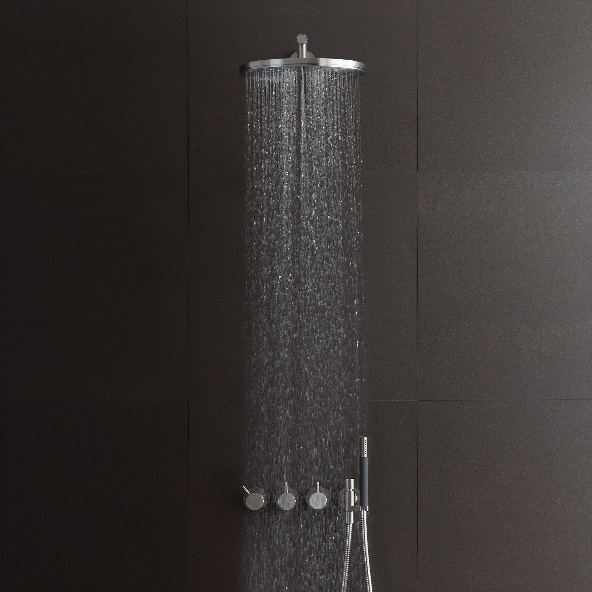 Vola 5471R-061 Thermostat-Duschset in Edelstahl gebürstet mit Regenbrause und Stabhandbrause – robuste, matte Oberfläche aus massivem Edelstahl.