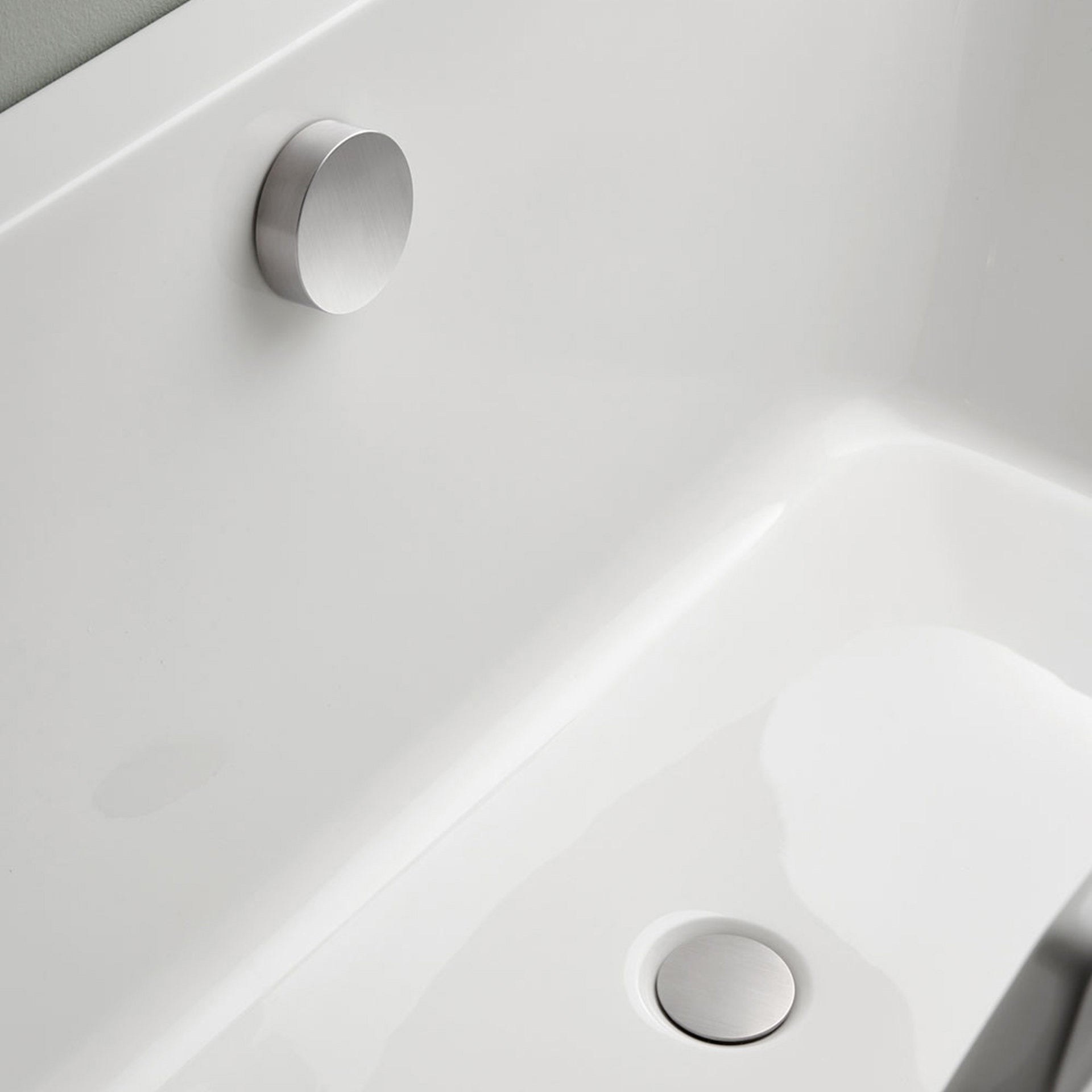 Komplettes Set aus Ablauf- und Überlaufgarnitur mit Drehgriff – handgefertigte Vola Badewannenlösung im minimalistischen, dänischen Design