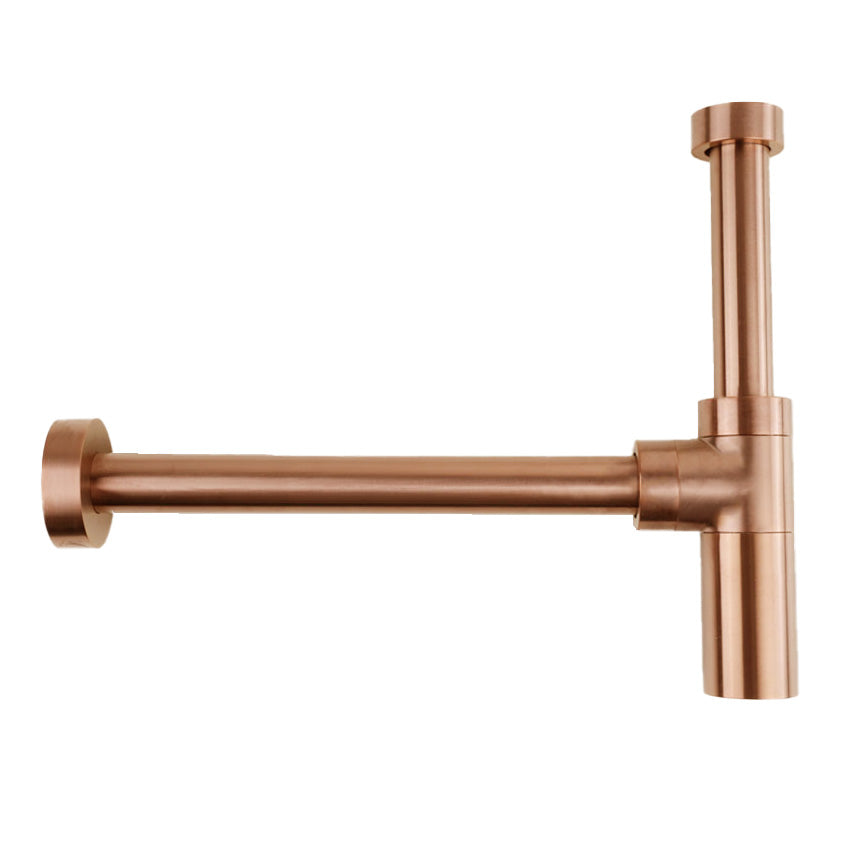 Design-Flaschensiphon in gebürstetem Kupfer – luxuriöser Geruchsverschluss als Highlight am Waschtisch.