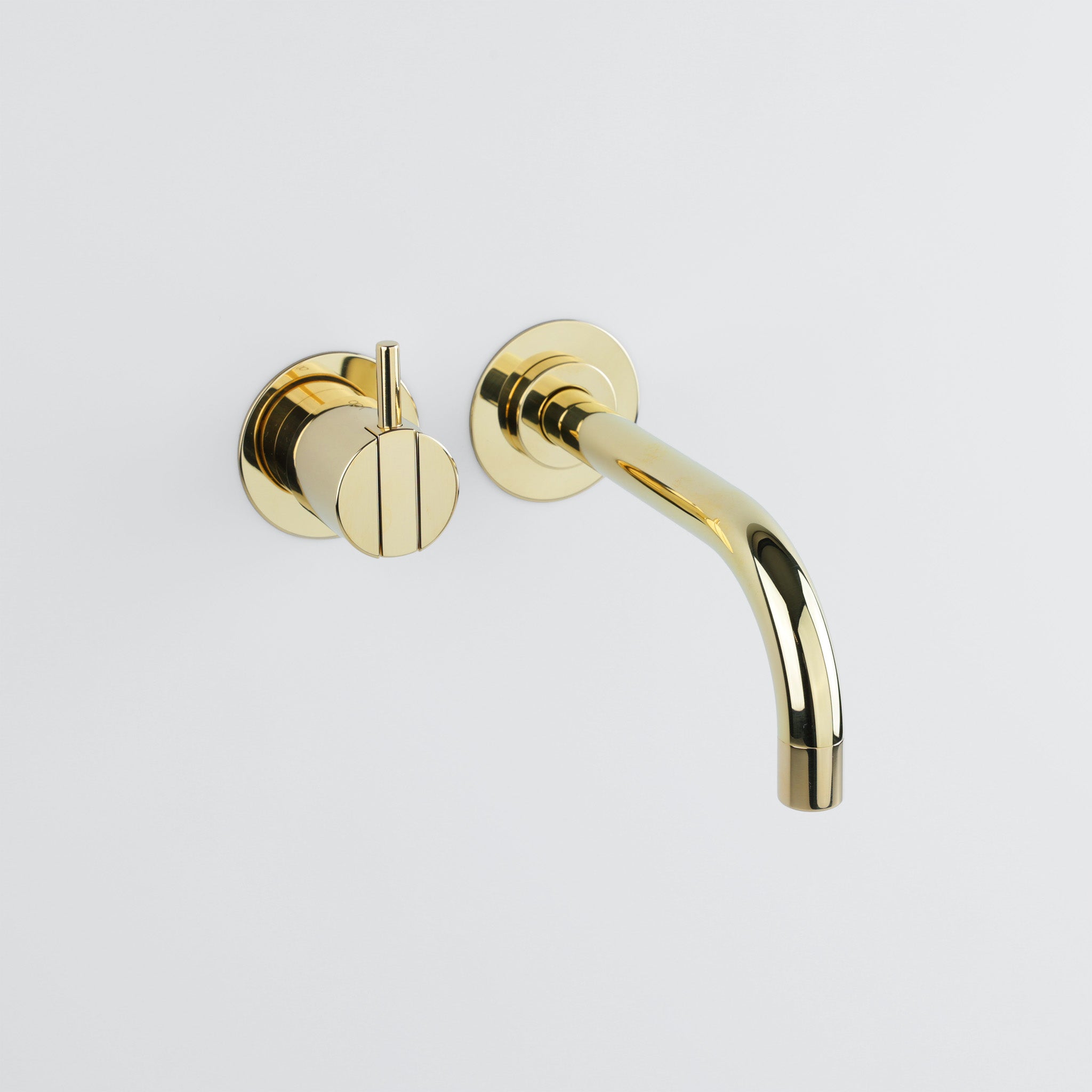 Vola Armatur 111 aus Messing natur mit Griff links, klassische Unterputz Waschtischarmatur mit Patina.