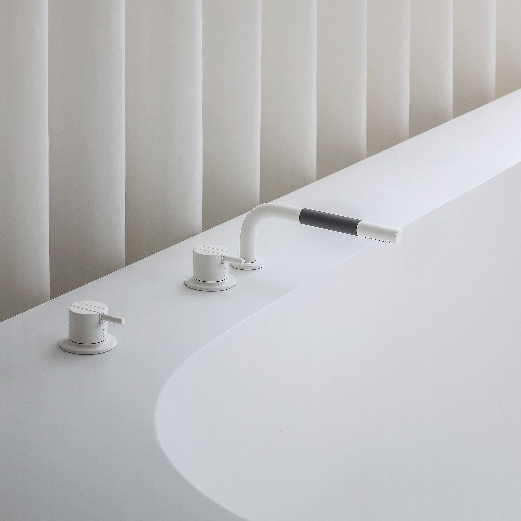 Zeitlose Vola SC3 Wannenrandarmatur in Weiß matt mit separater Bedienung für Wannenbefüllung und Handbrause, ideal für helle, reduzierte Badezimmer.