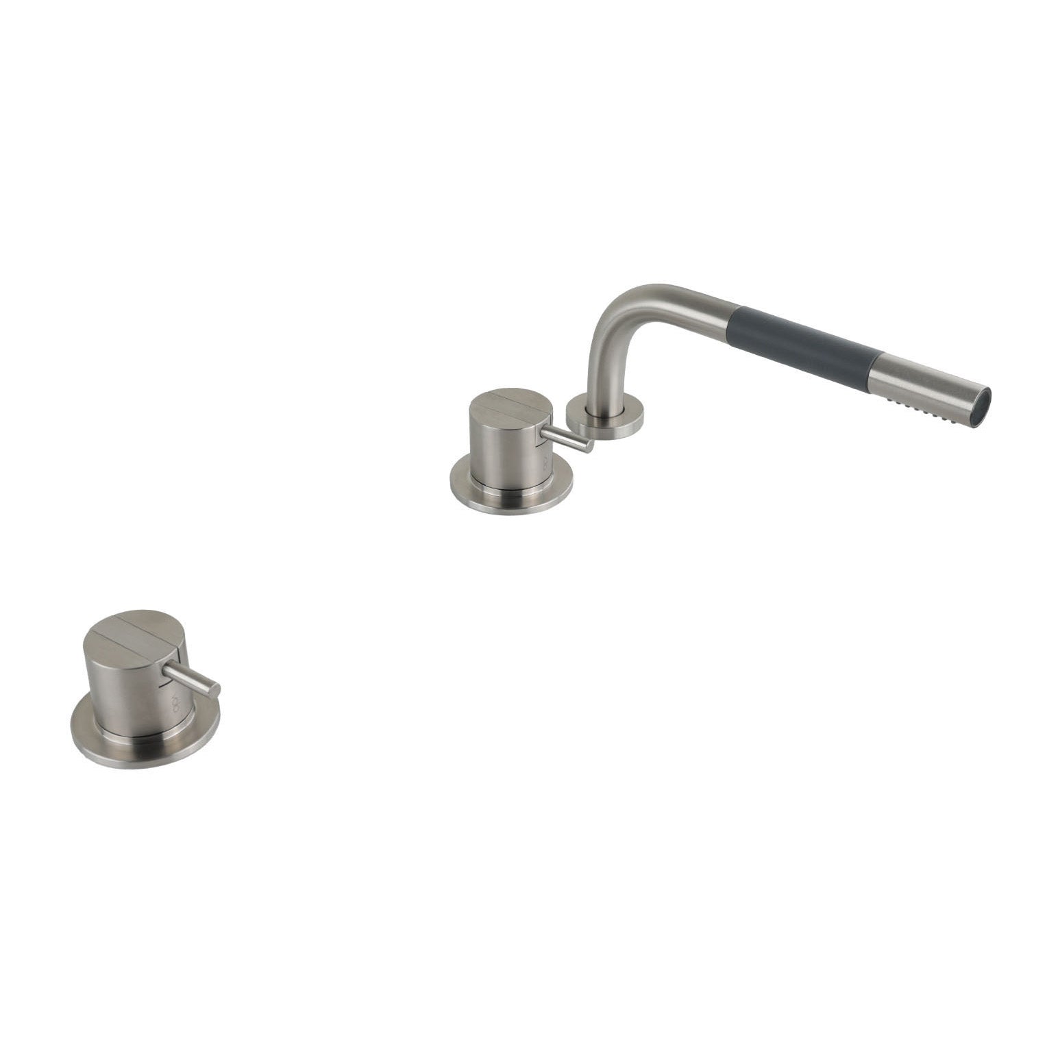 Vola SC3 Badewannenarmatur aus massivem, gebürstetem Edelstahl mit zwei Mischern und ausziehbarer Stabhandbrause – langlebig und puristisch.