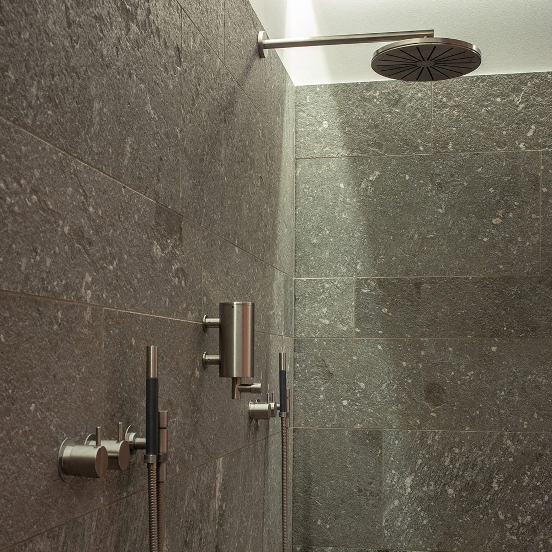 Rostfreier Edelstahl Seifenspender für die Dusche.