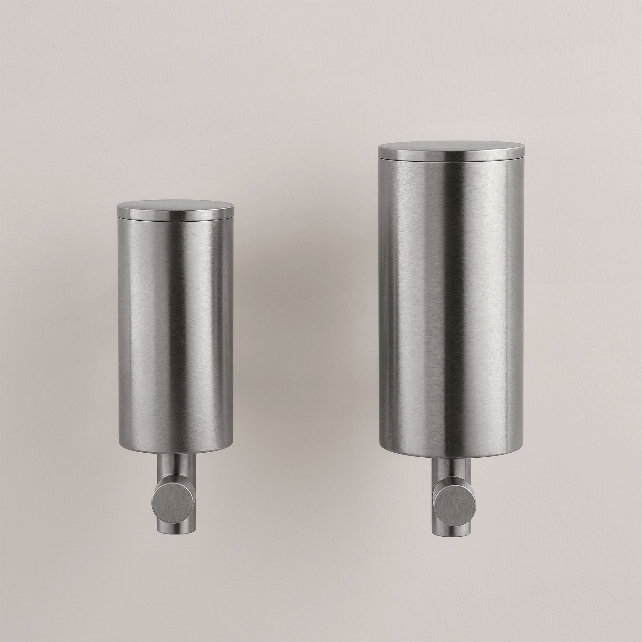 Vola Seifenspender Größenvergleich 250ml und 500ml. Modell T10 und T10JR.